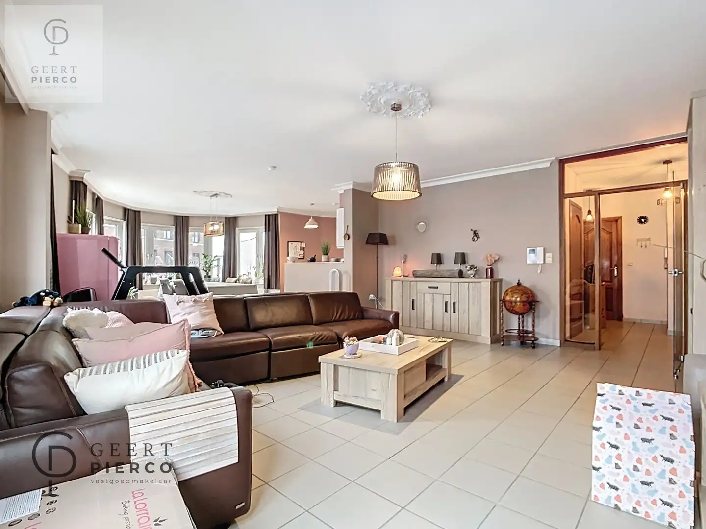 Aan Sint-Anneke 26 bus 101 te Sint-Truiden treffen we dit ruime appartement met drie slaapkamers, twee badkamers en kelder. De centrale ligging (200m van Grote Markt) zorgt voor een optimaal bereik van winkels, station, scholen en eveneens de groene omgeving van de stadsvesten en het stadspark. foto 7