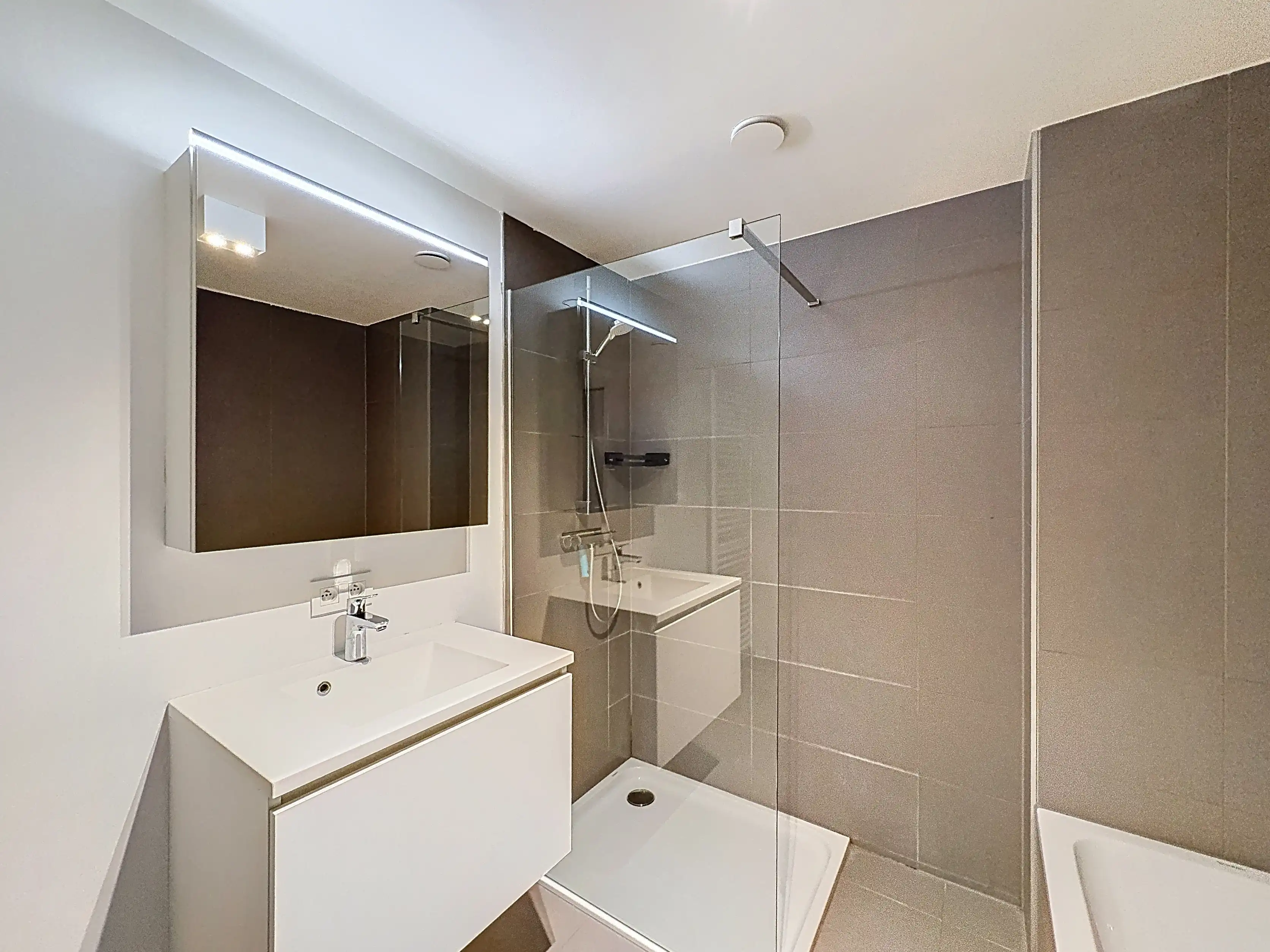 Recent 1-slpk appartement met kanaalzicht + parking, Brussel foto 7