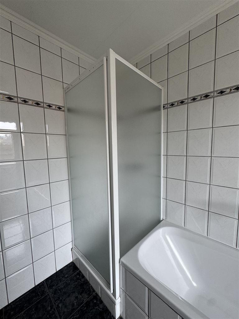 Ruim gelijkvloers appartement met 2 slaapkamers, terras en autostaanplaats te Kinrooi.  foto 11