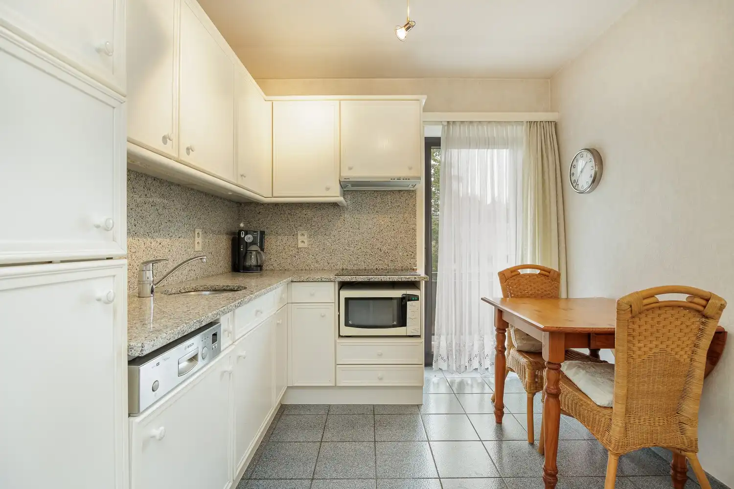 Verzorgd appartement met dubbel terras en zonnig zicht op groen in Beveren-Waas foto 8