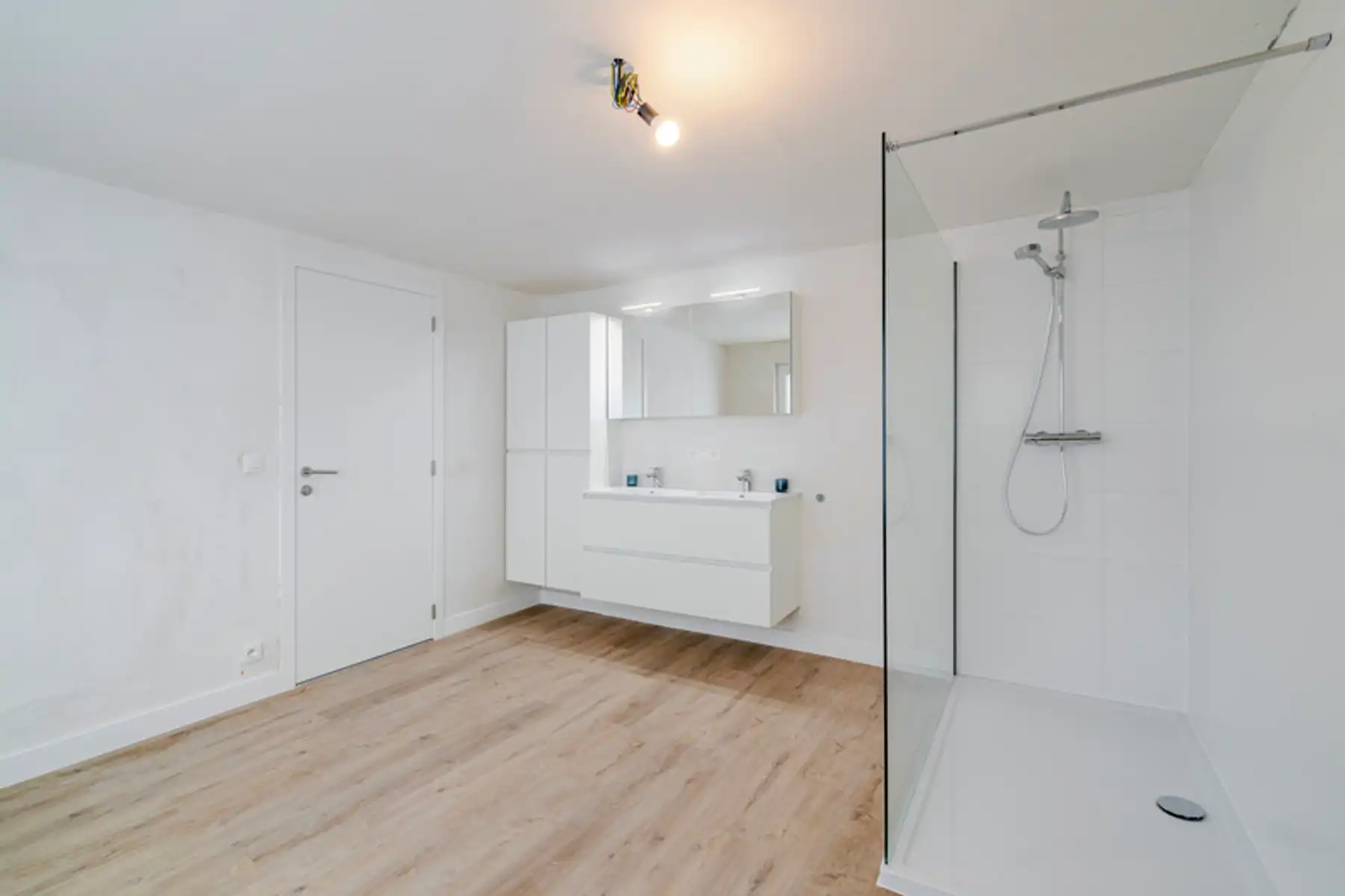 Gerenoveerde gezinswoning met 4 slpk aan station van Beernem foto 13