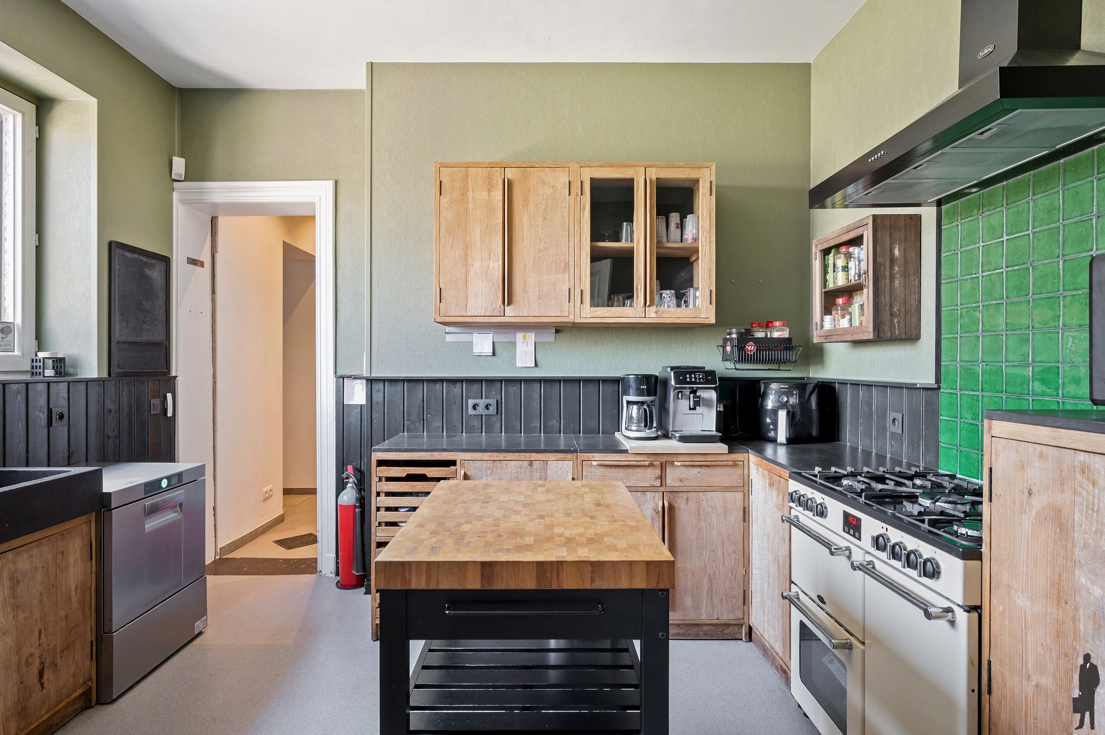Karaktervol herenhuis met handelsruimte en 6 slaapkamers. foto 9
