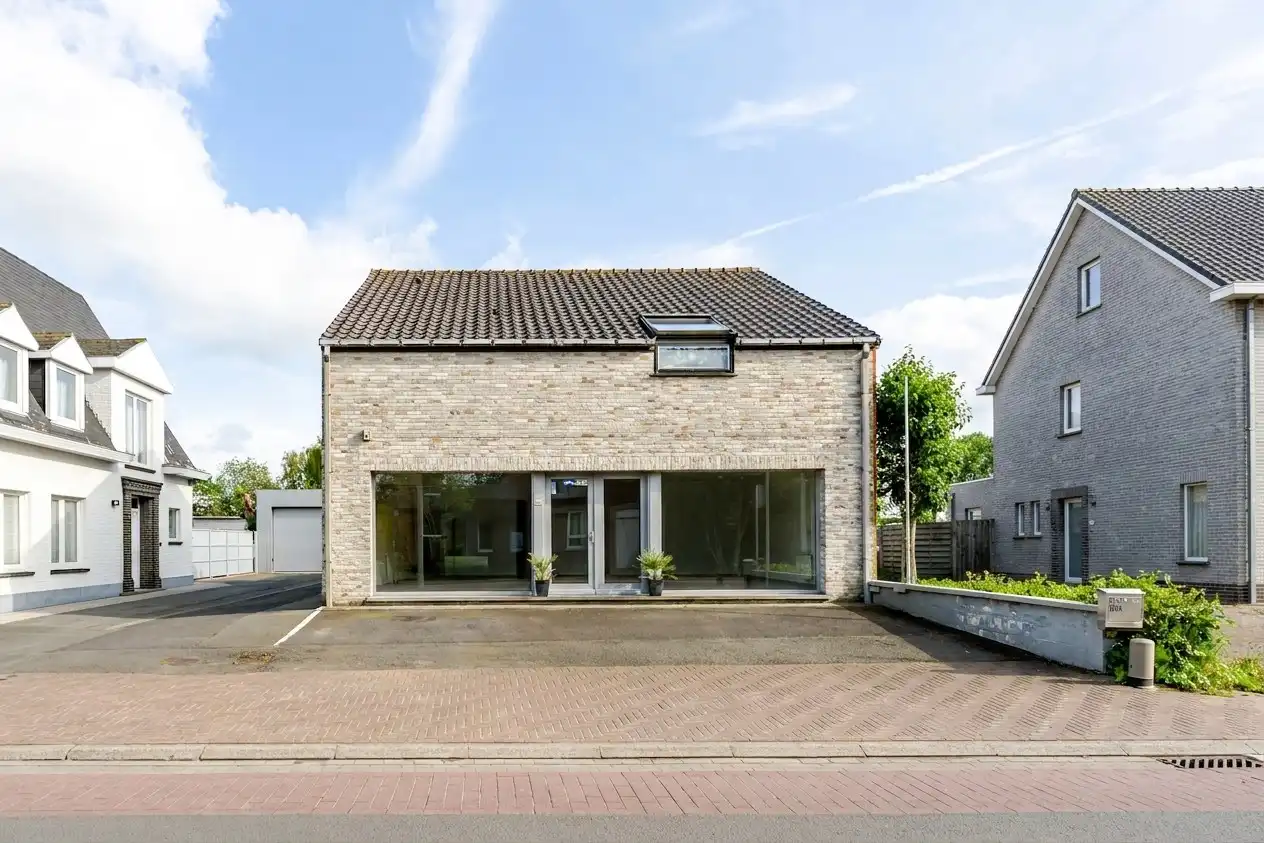 Wonen en werken combineren op toplocatie te Ichtegem - handelswoning met ruime woonst, tuin en garage foto 2
