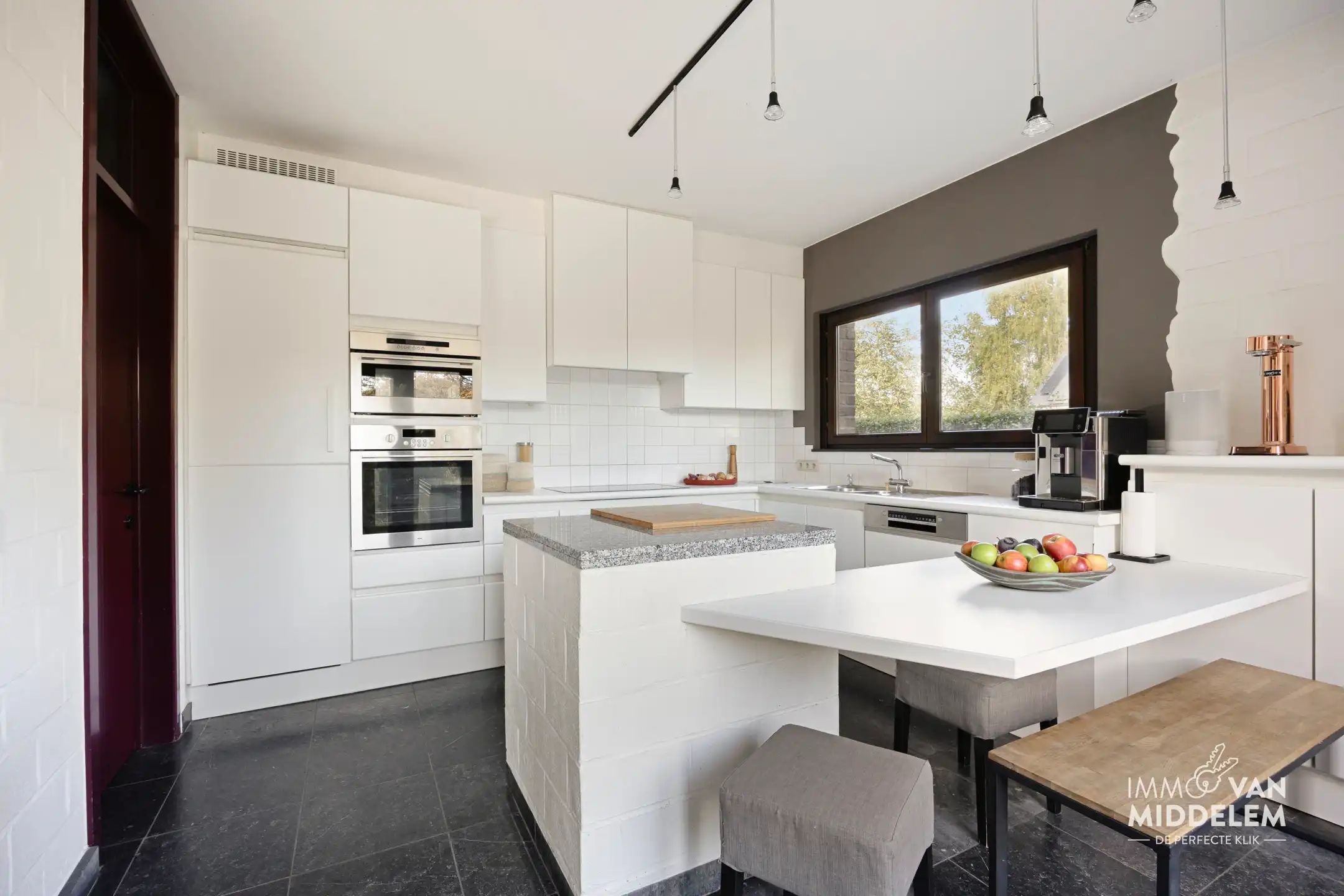 RUIME VILLA MET 4 KAMERS, GARAGE EN PRACHTIG AANGELEGDE TUIN foto 8