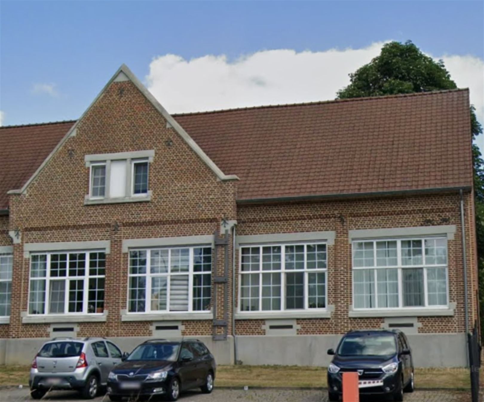 TE HUUR: Gesloten bebouwing in karaktervol gebouw met 2 slaapkamers in Genk! foto {{pictureIndex}}