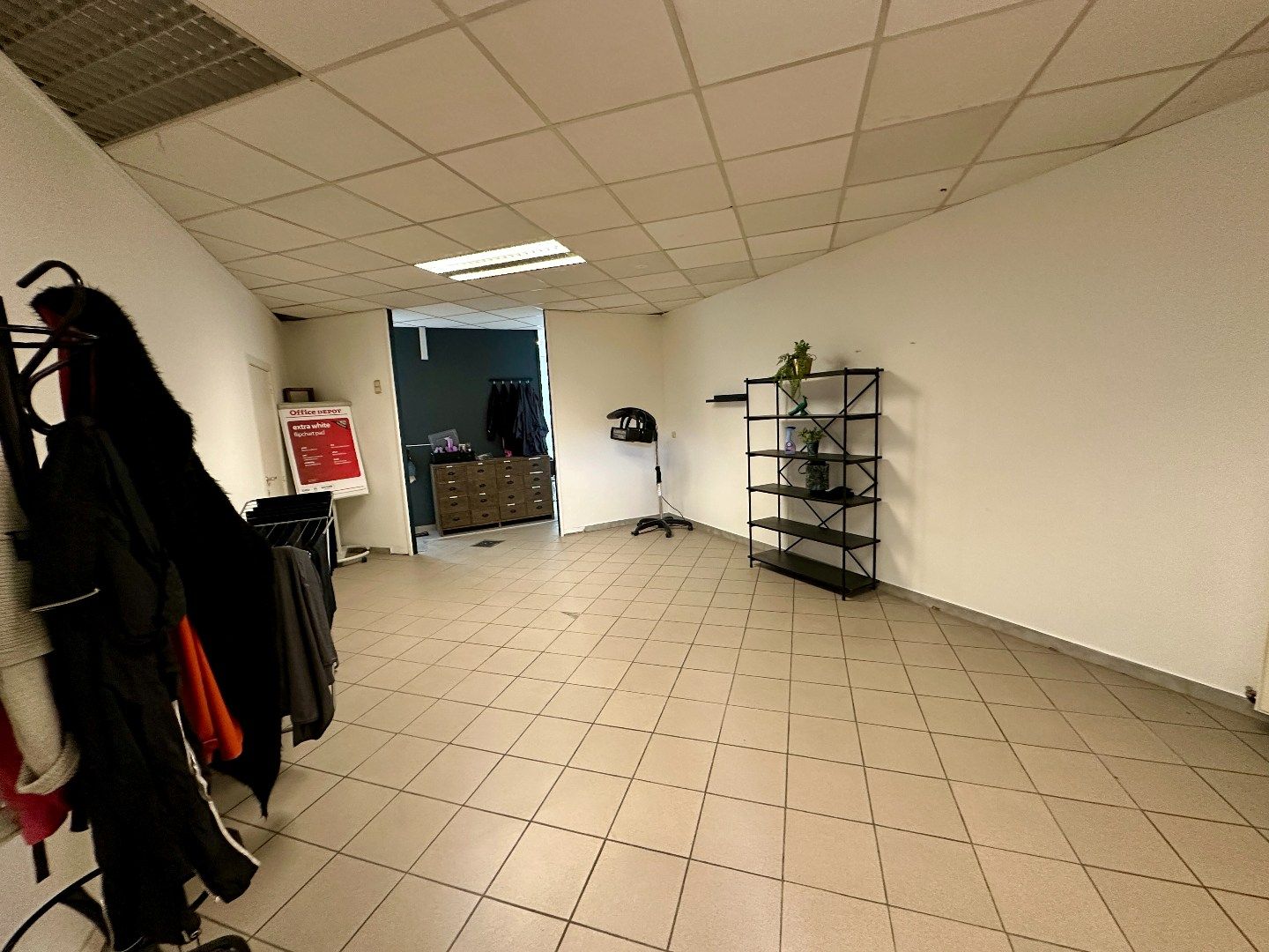 Instapklare winkelruimte van 150m² momenteel ingericht als kapperszaak in Eisden foto 10