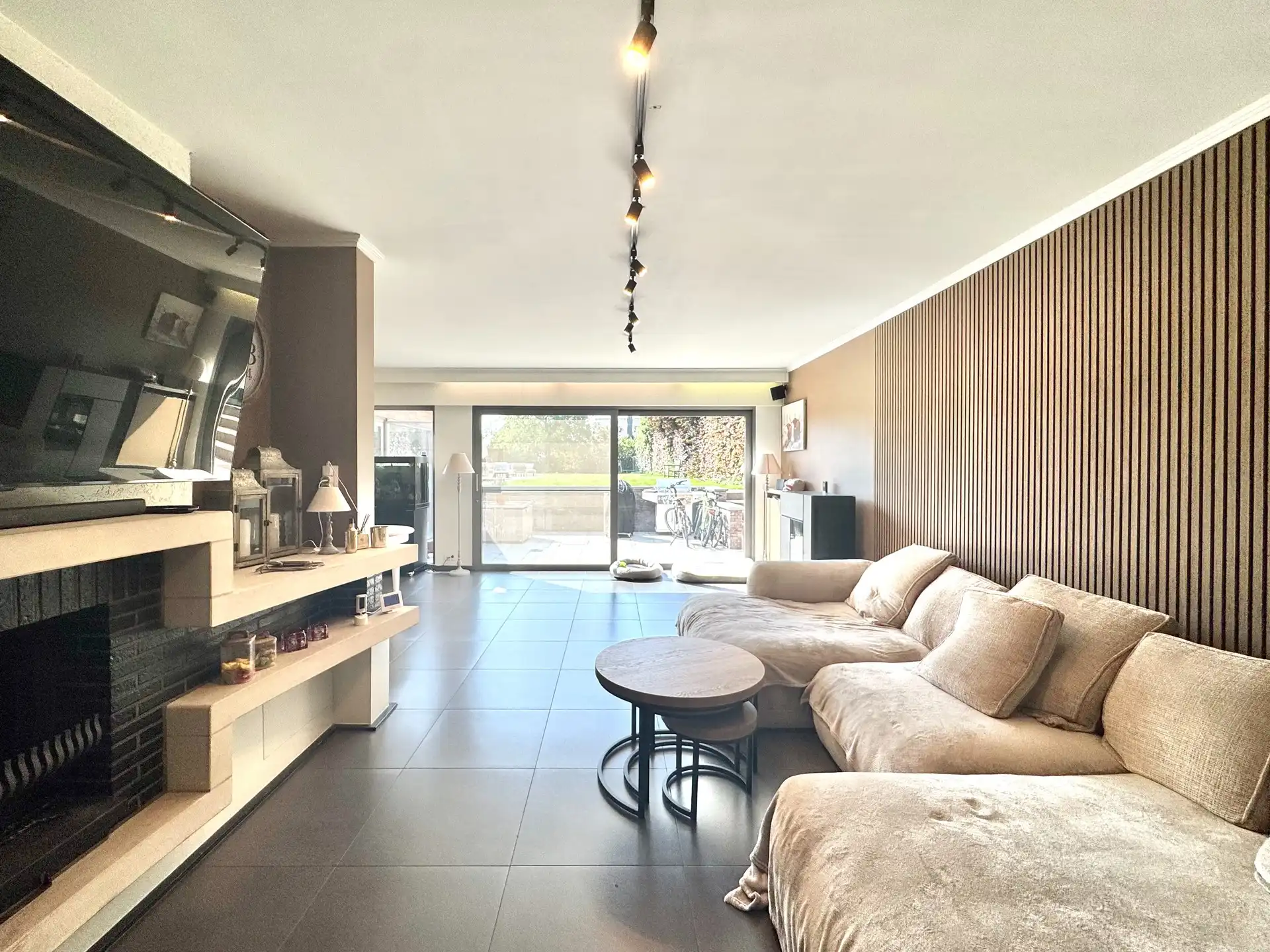 BREDE GEVEL- WOONST| HANDELSGELIJKVLOERS OF KANTOOR| DUBBELE GARAGE | TUIN |1.055 M² foto 13