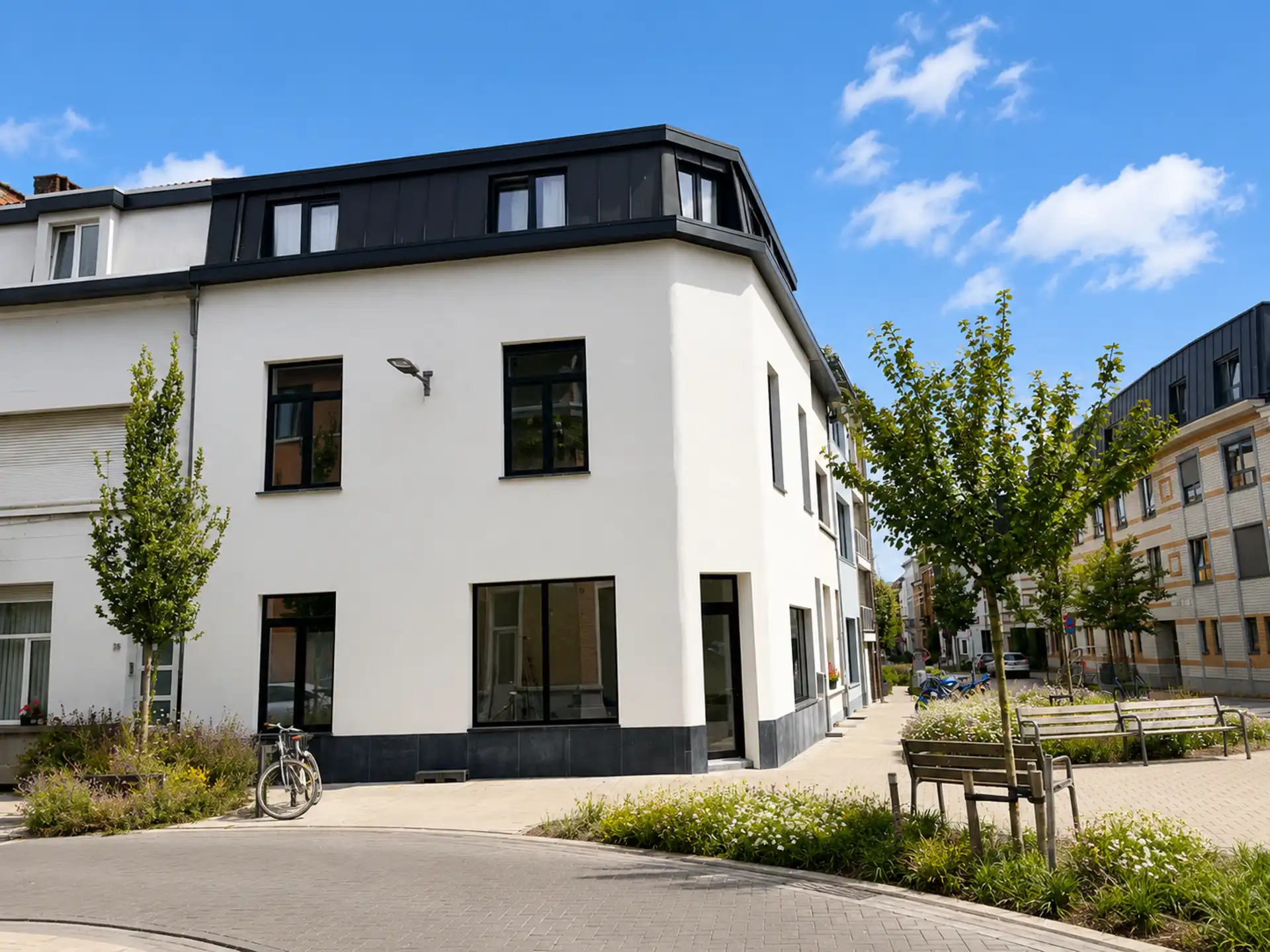 Lichtrijk hoekappartement in bruisend Oud-Berchem foto 2