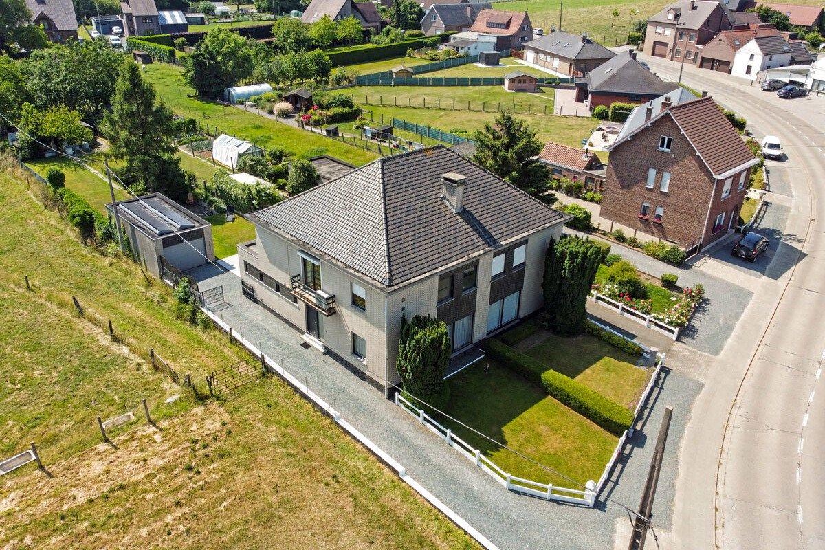 Halfopen bebouwing met 4 slaapkamers en grote tuin. foto {{pictureIndex}}
