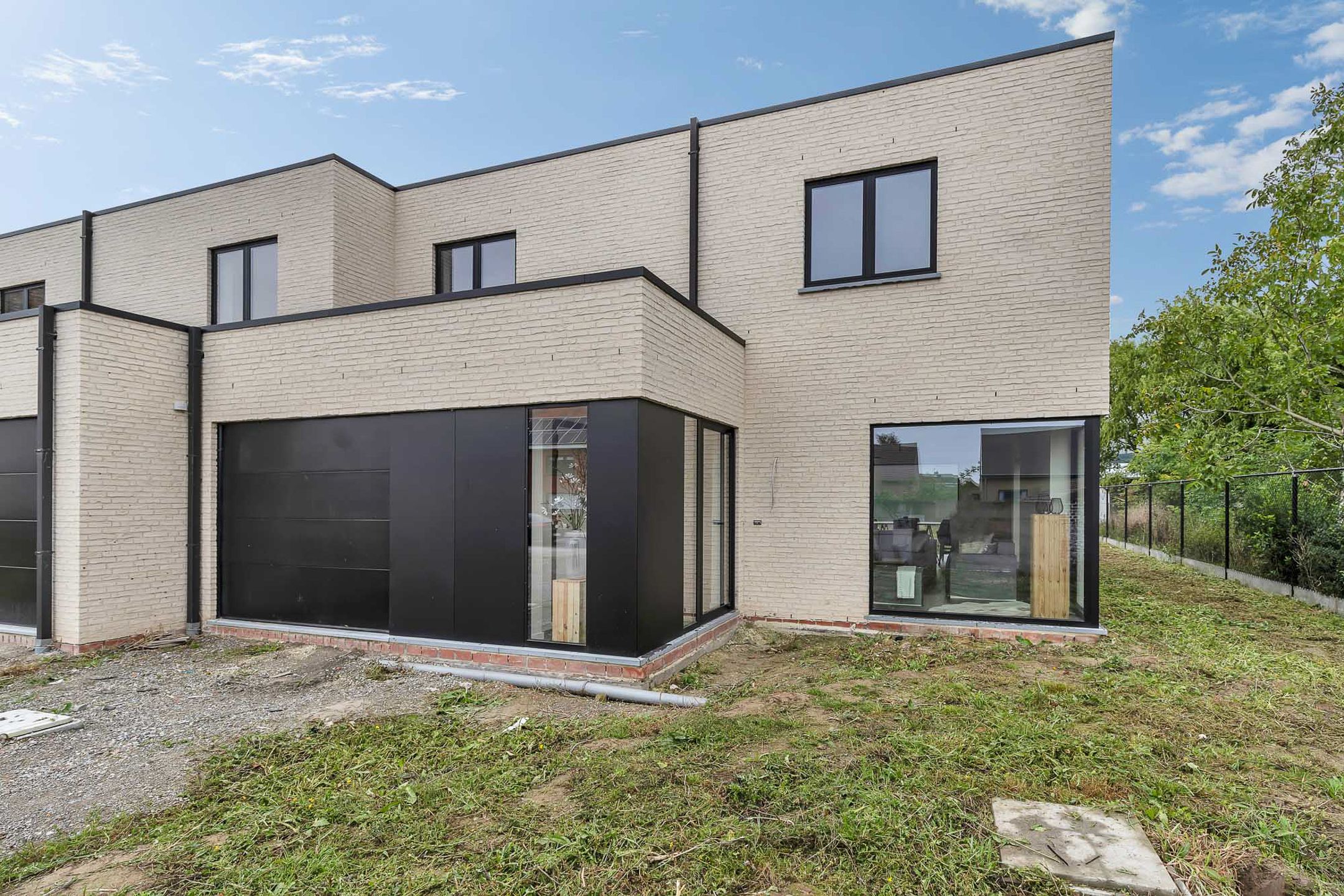 Moderne en energiezuinige koppelwoning in het centrum van Vinkt foto {{pictureIndex}}