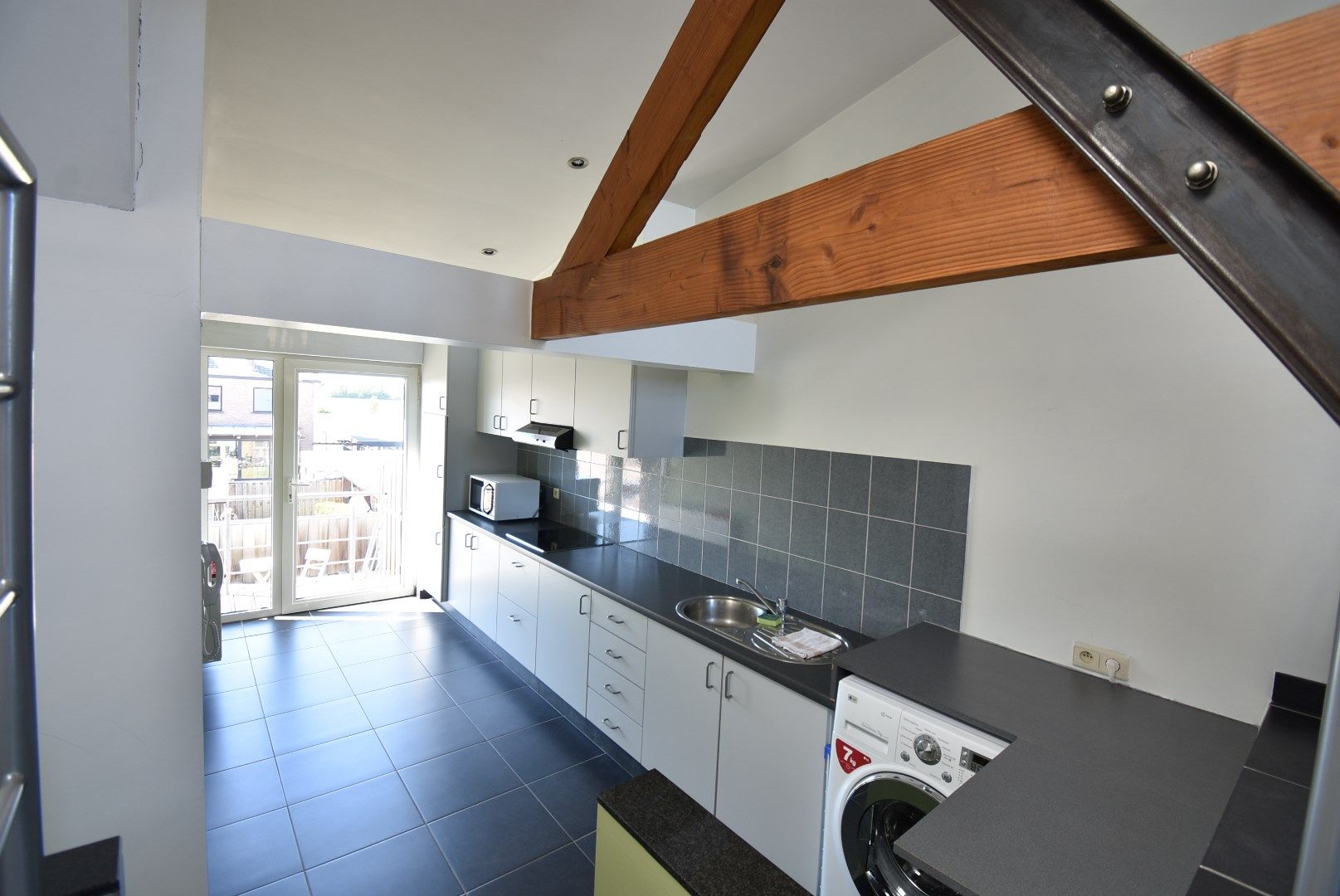 Duplex-appartement met 1 slaapkamer met unieke architectuur in hartje Beverst foto 6
