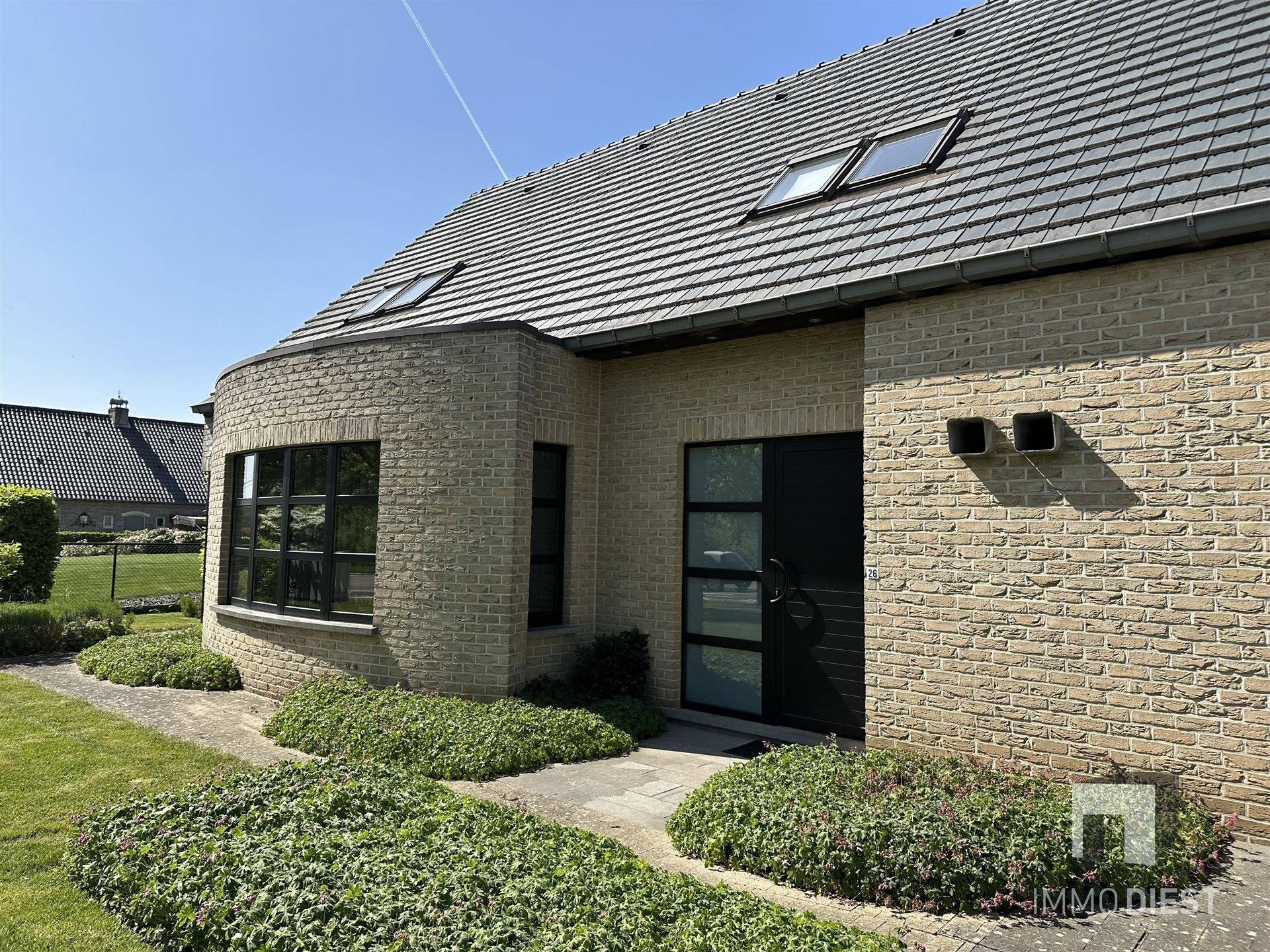 Instapklare woning met zicht op agrarisch gebied - bureau + 3 slpks foto 3
