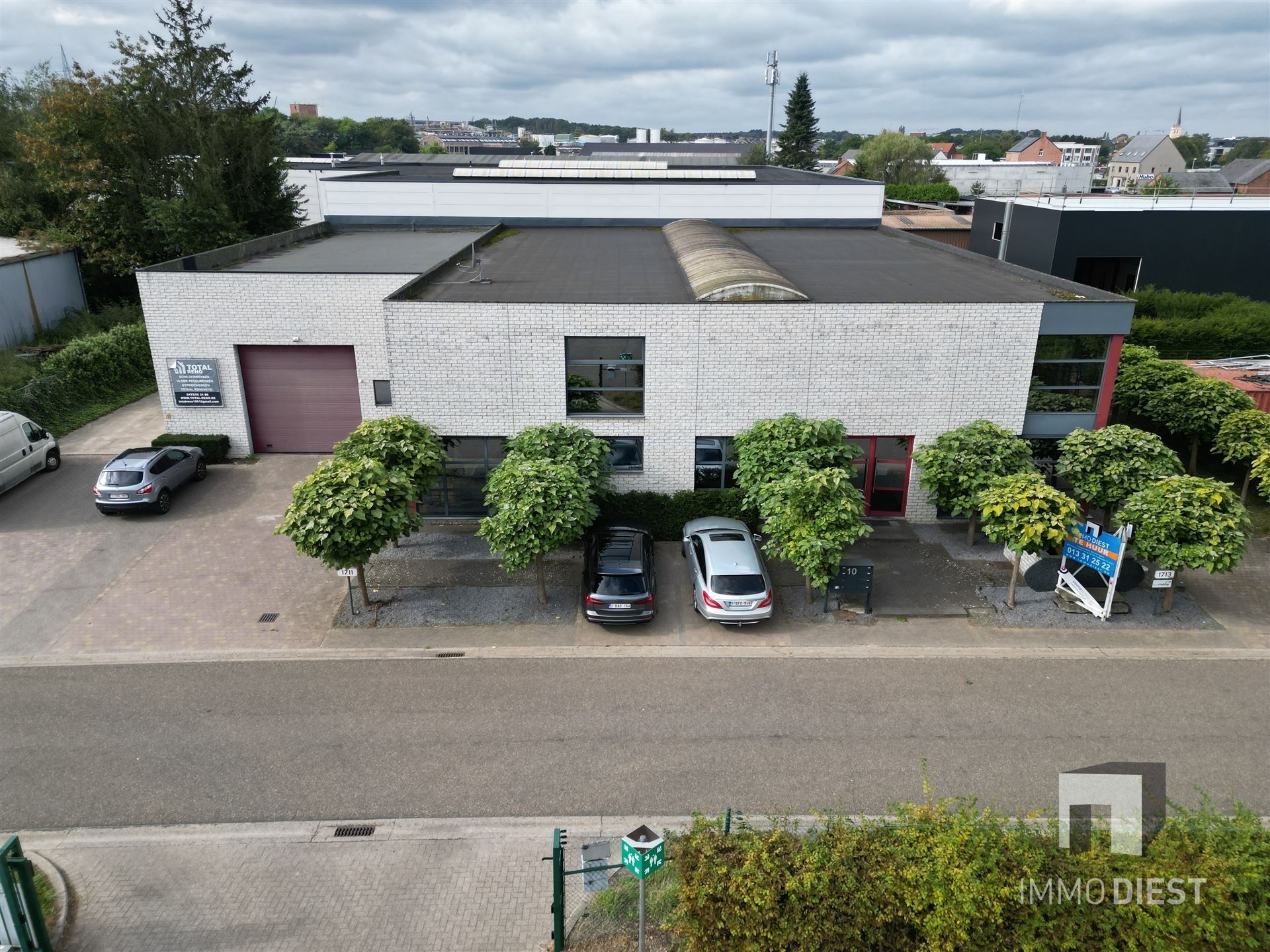 Opgesplitst kantoorgebouw gelegen op het industrieterrein van Tessenderlo foto 2