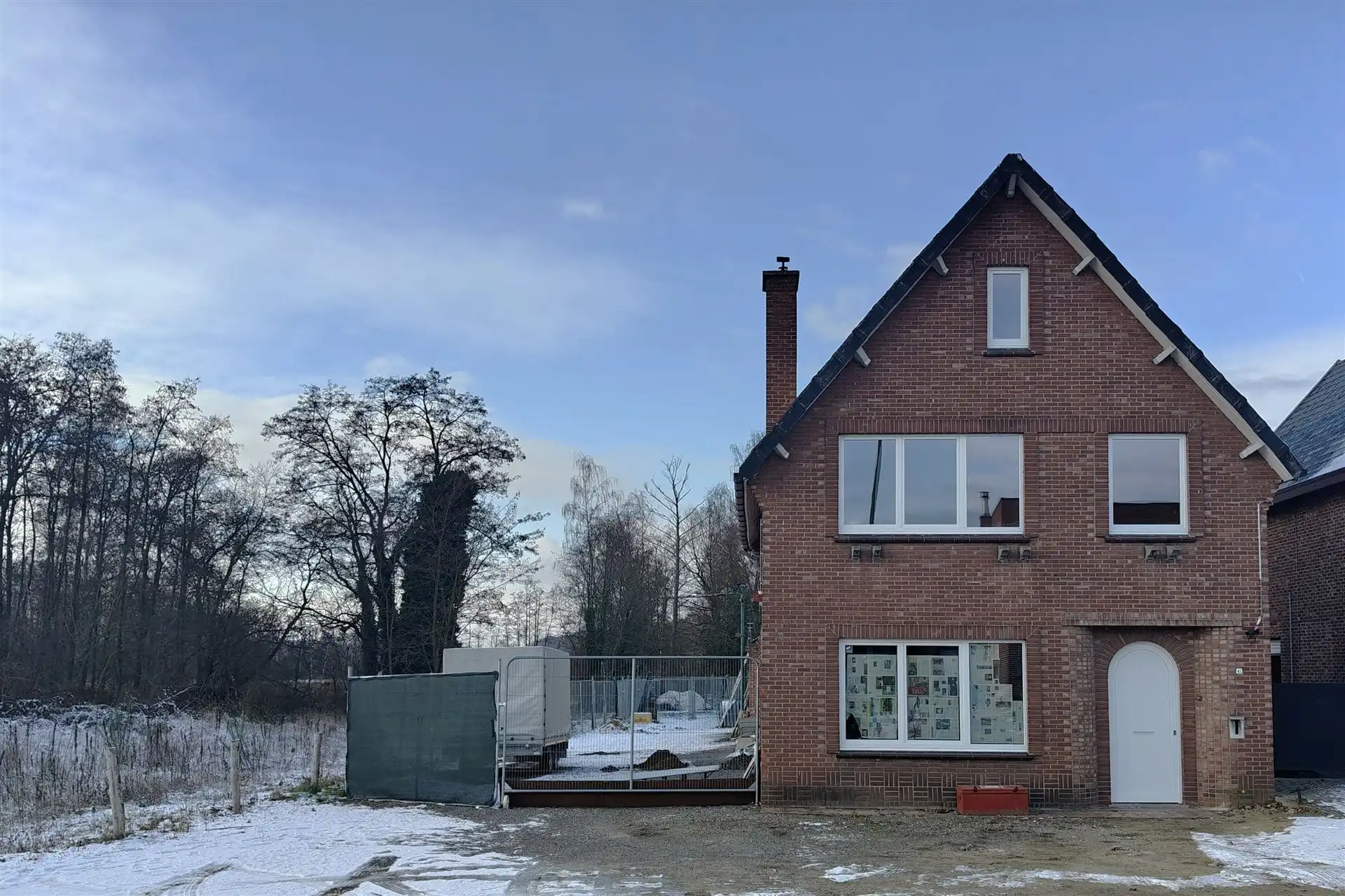 Unieke deels gerenoveerde woning met loods (205m²) en privaat bos op 24a80ca in het rustige Zelem (Halen) foto {{pictureIndex}}