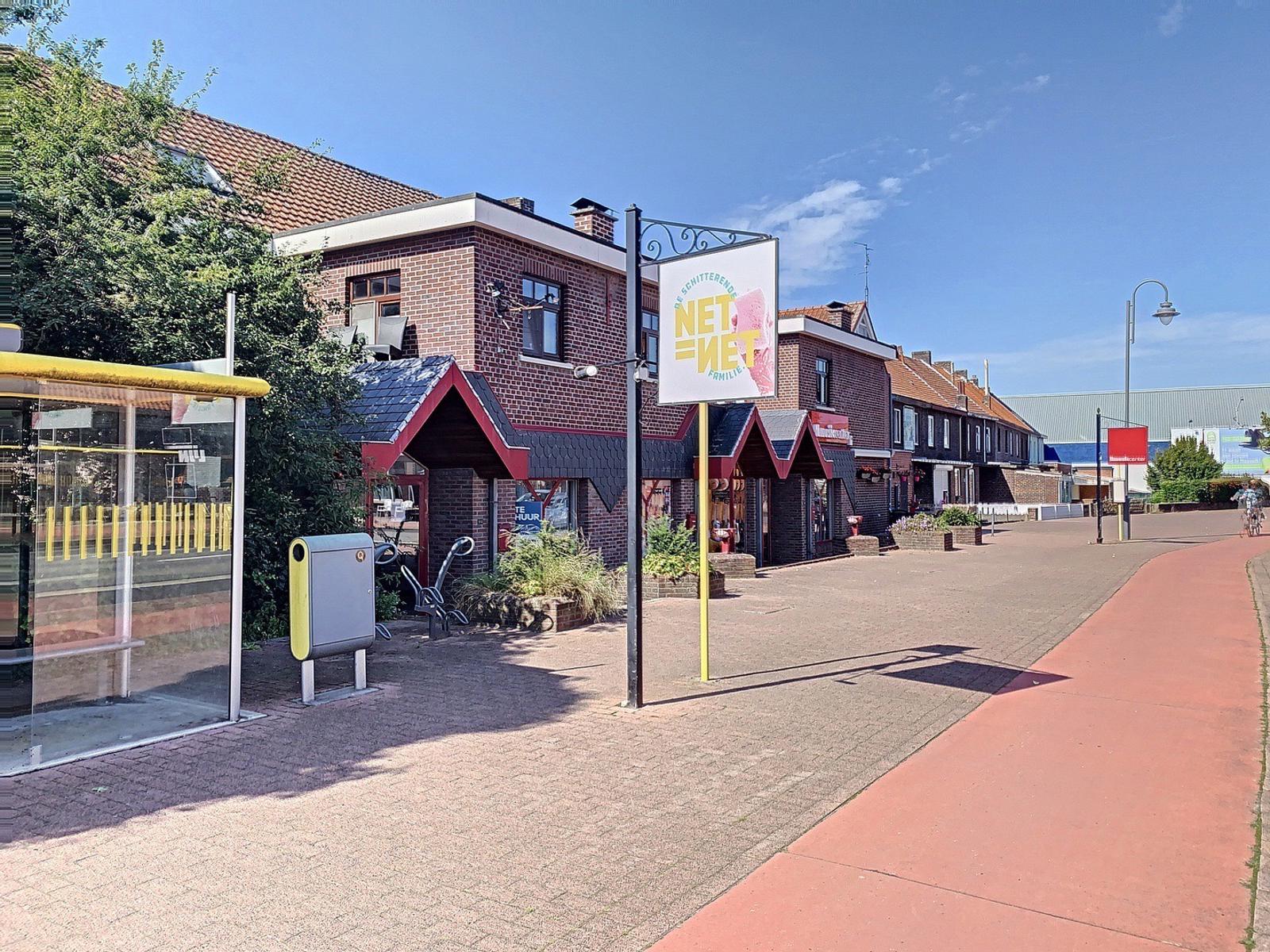 Centraal gelegen handelszaak van ± 67 m² in hartje Maaseik.  foto 2