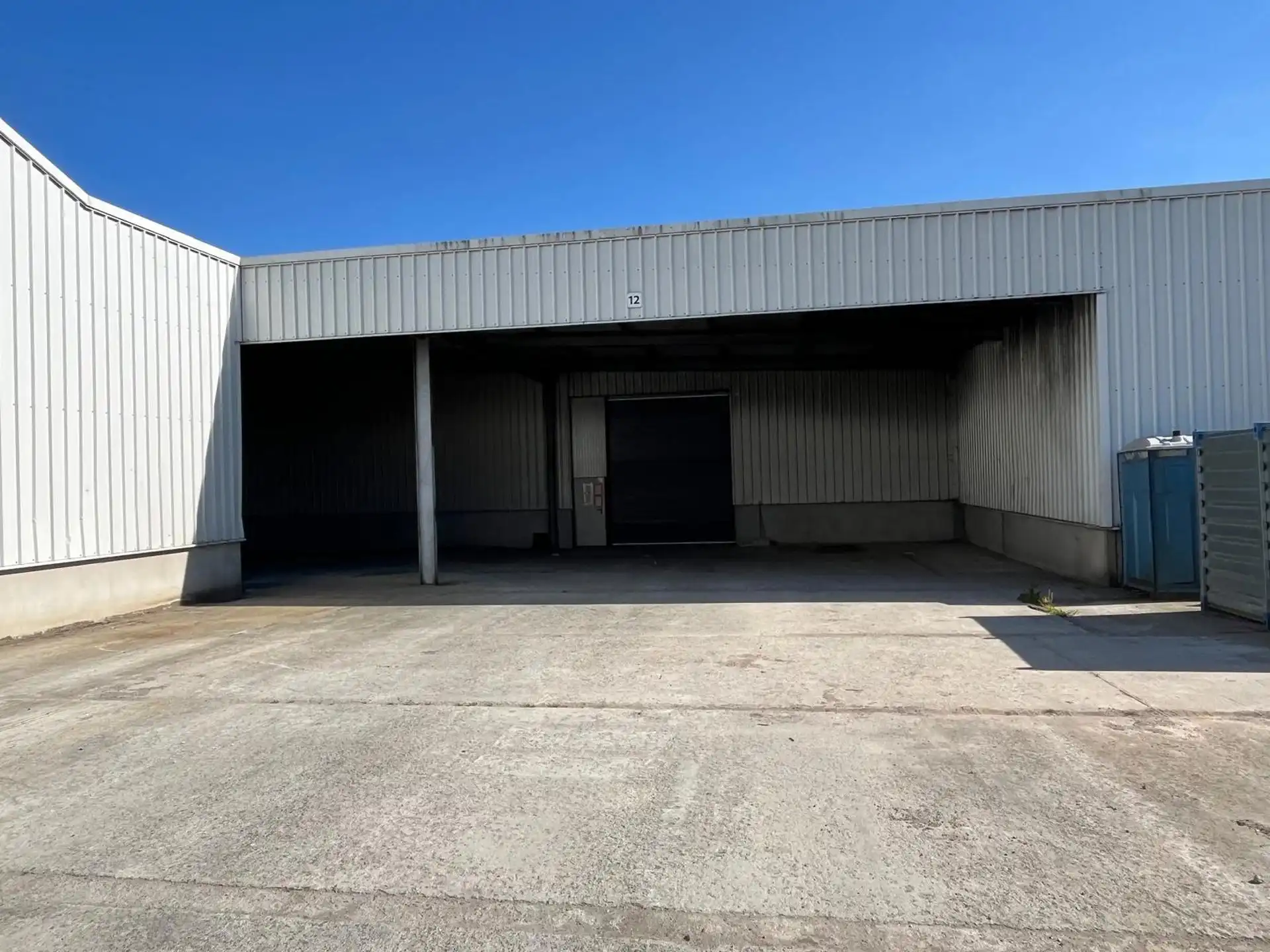 Magazijn Unit 12  van 1.207 m²  centraal  tussen A12 en E19 (geen poort) foto {{pictureIndex}}
