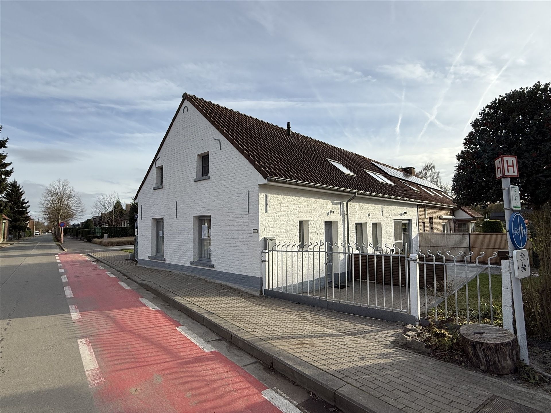Landelijk gelegen driegevelwoning  foto {{pictureIndex}}