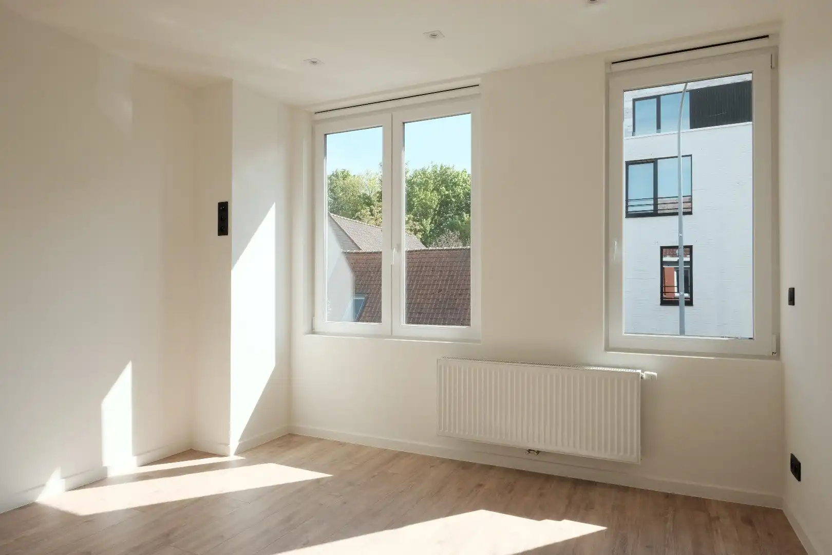 Volledig vernieuwde rijwoning met 3 slaapkamers, aangelegde tuin en private parkeerplaats foto 13