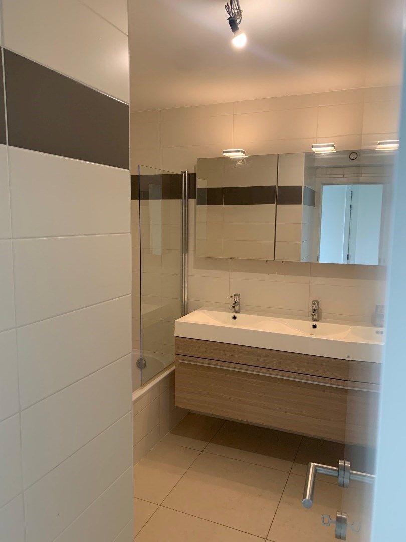Ongemeubeld tweeslaapkamer-appartement in moderne residentie in Mariakerke foto 6