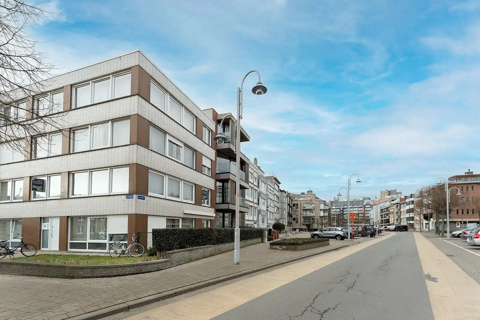 Ruim 3-slaapkamerappartement op topligging in het bruisende commerciële centrum van Blankenberge. foto {{pictureIndex}}