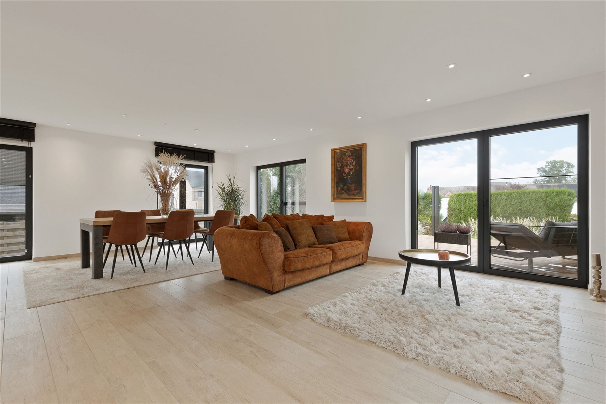UITERST KNAP GERENOVEERDE WONING MET 3 SLAAPKAMERS GELEGEN OP EEN ZONNIG GEORIËNTEERD PERCEEL TE PAAL foto 3