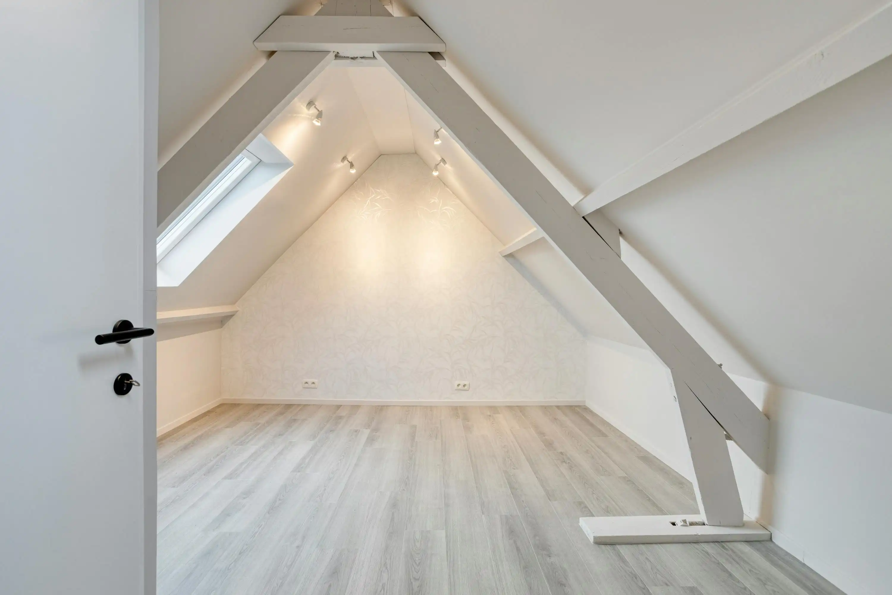 Volledig gerenoveerde en instapklare woning met grote tuin foto 17