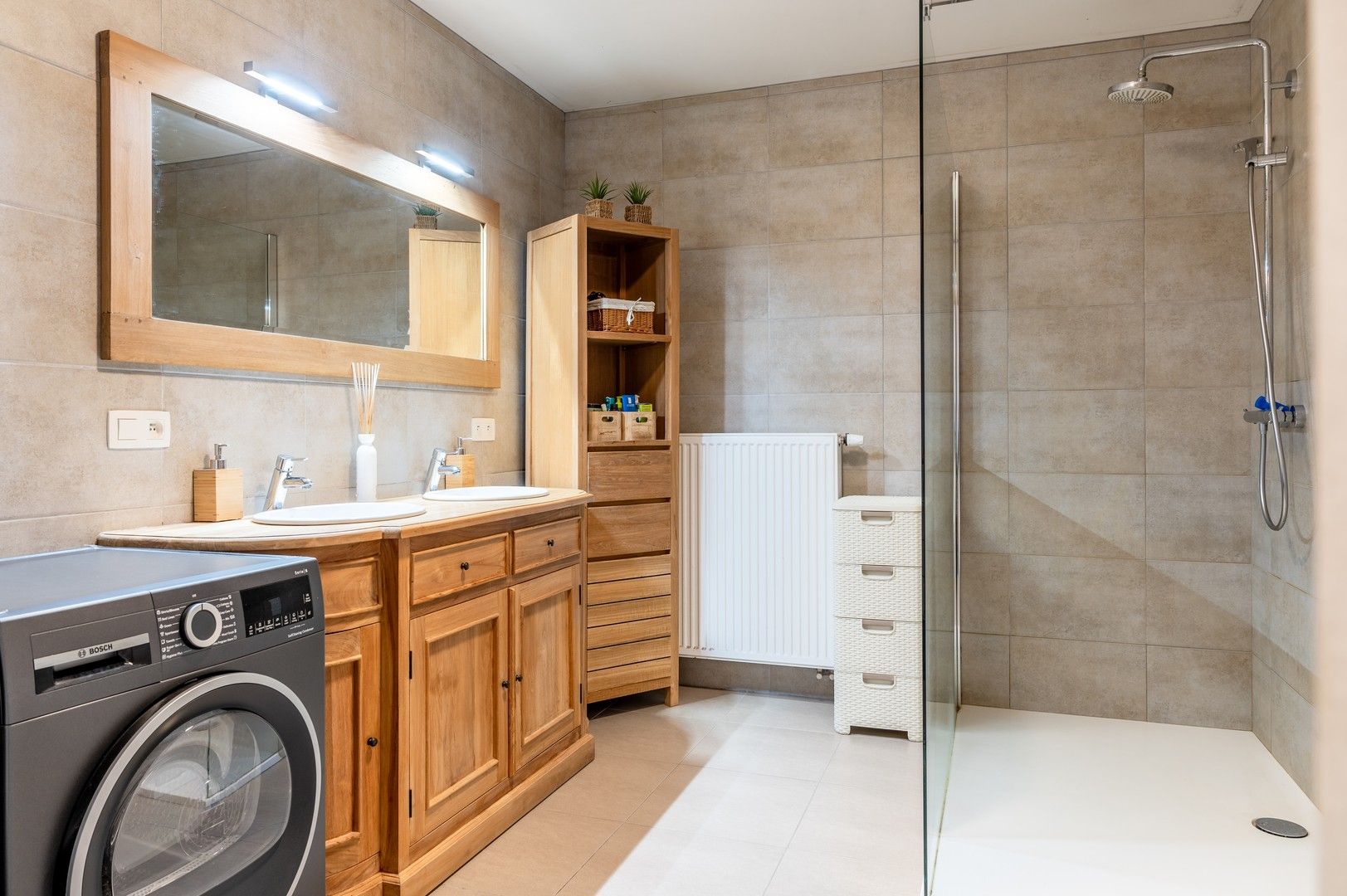 Ruim triplex appartement met berging foto 7