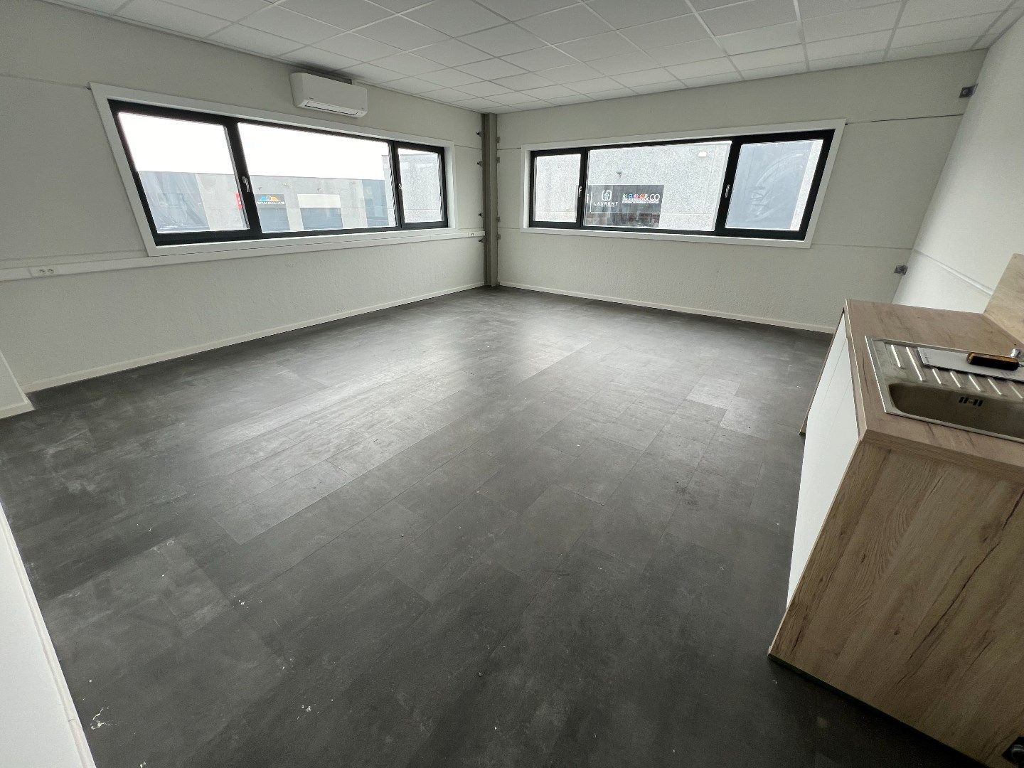 Zeer goed gelegen moderne industriehal van +/- 212m² (+ 36m² kantoorruimte) foto 4