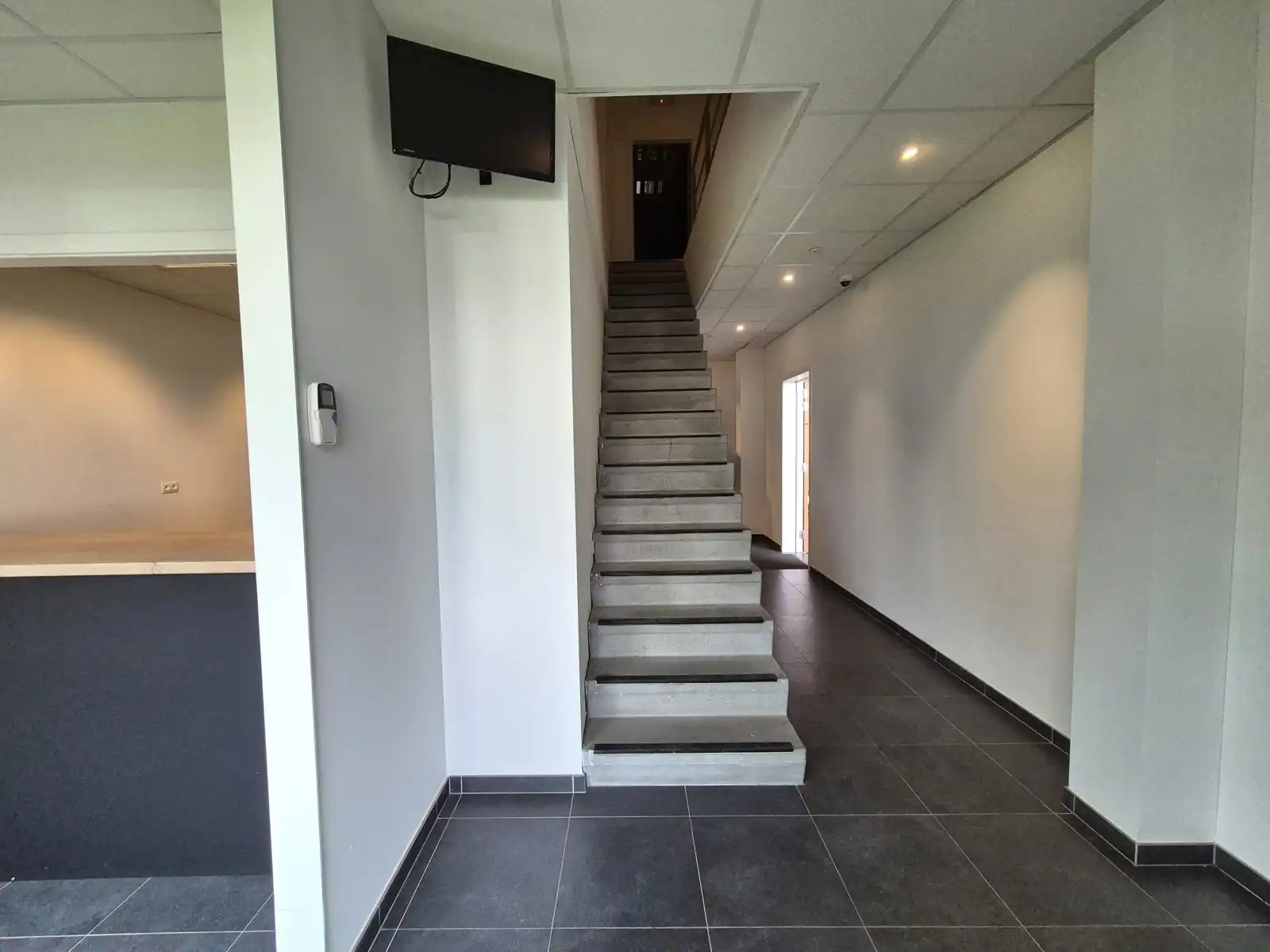 Magazijn 1030m² met  laadkade en 154m² kantoor op topligging foto 8