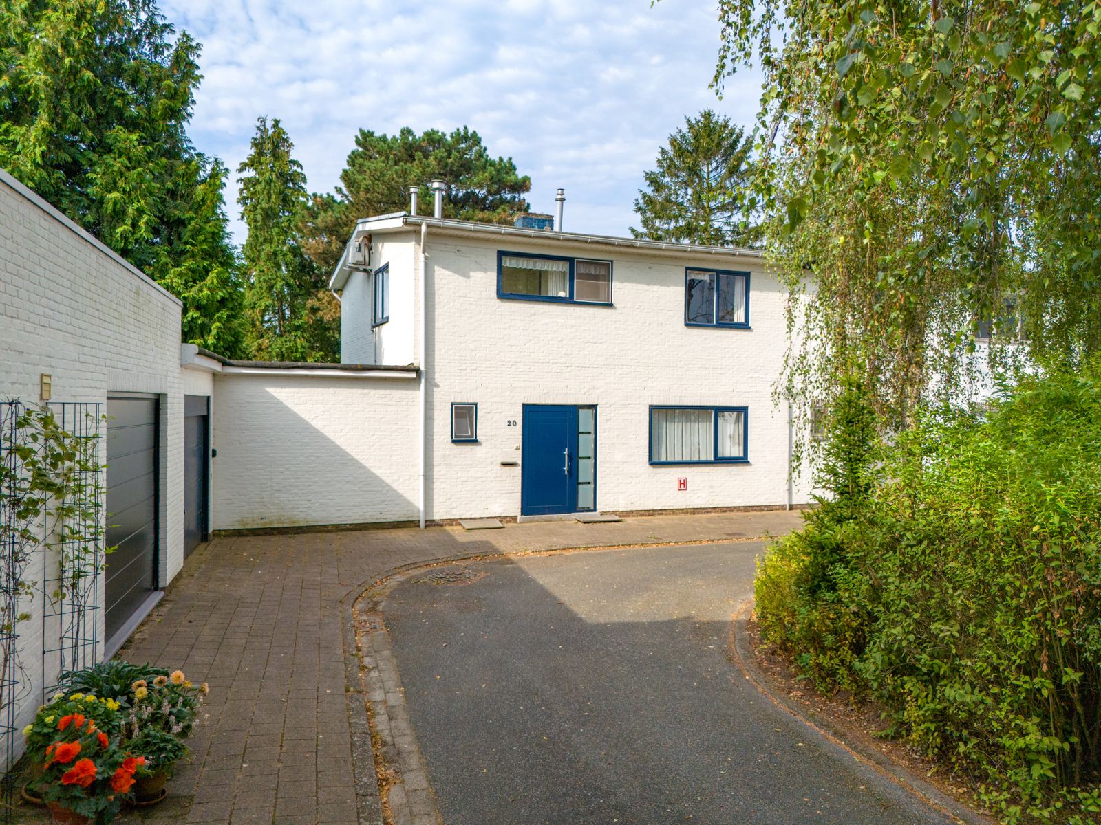 Goed gelegen te renoveren woning met 3 slaapkamers, garage en ruime tuin! foto 1