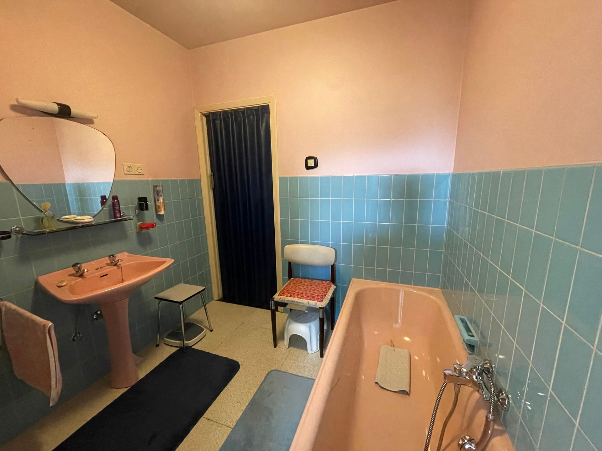 Te renoveren woning met veel potentieel foto 15