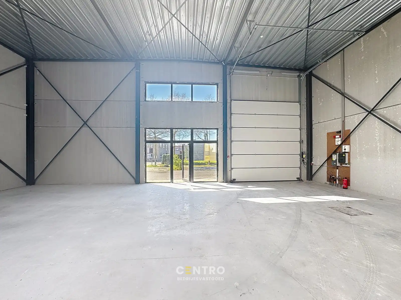 NB MAGAZIJN (401m2) TE HUUR met 4 private parkeerplaatsen voor de deur op ambachtelijke zone te JABBEKE. foto 4