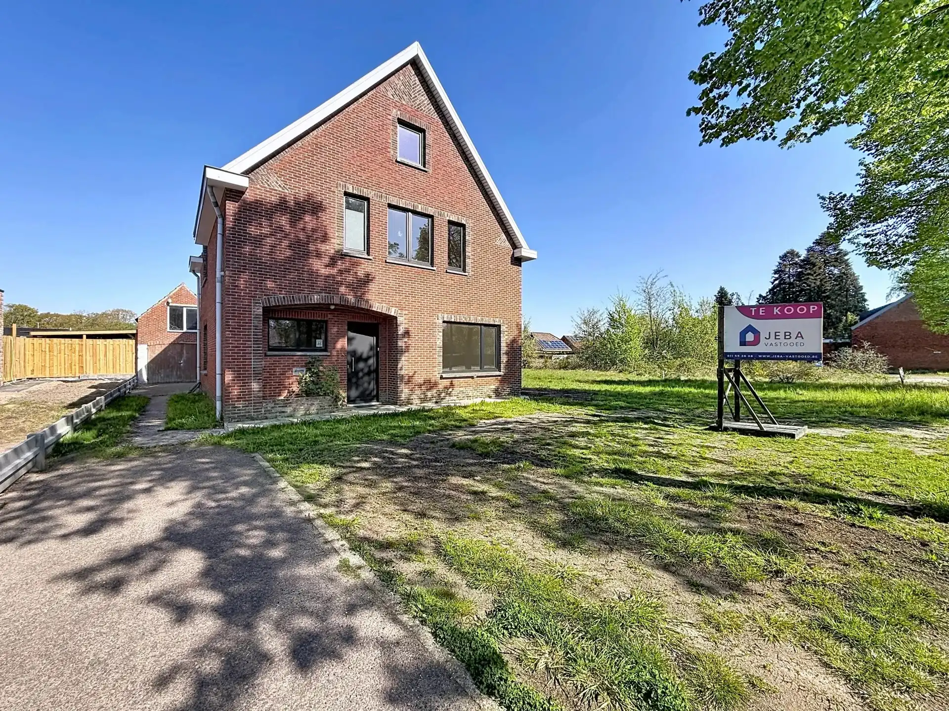 Zeer ruime en verzorgde woning met 5 slaapkamers en 2 badkamers op een groot perceel. foto 4
