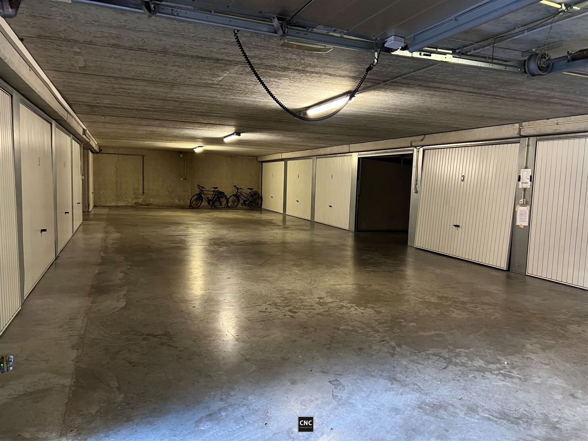 Ruime en makkelijk toegankelijke garagebox nabij het centrum foto 3