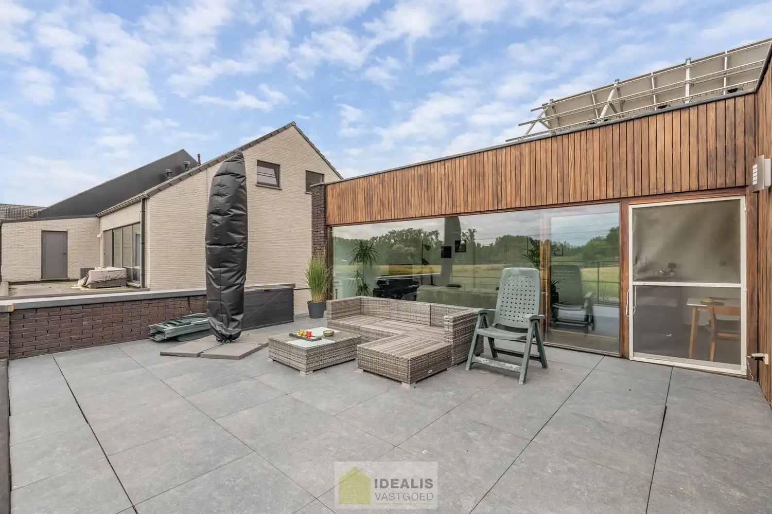 IDEALIS VASTGOED – GELIJKVLOERSE KANTOORRUIMTE MET BOVENLIGGEND APPARTEMENT OP EEN ZICHTLOCATIE IN DIEPENBEEK! Deze gelijkvloerse kantoorruimte van + - 105m² met bovenliggend apart toegankelijk appartement van + - 97 m² met zeer ruim terras is gelegen langs de Steenweg in Diepenbeek en heeft ruim voldoende parkeergelegenheid op eigen terrein. De perfecte zet voor zij die op zoek zijn naar een interessante investering op een zichtlocatie! foto 31