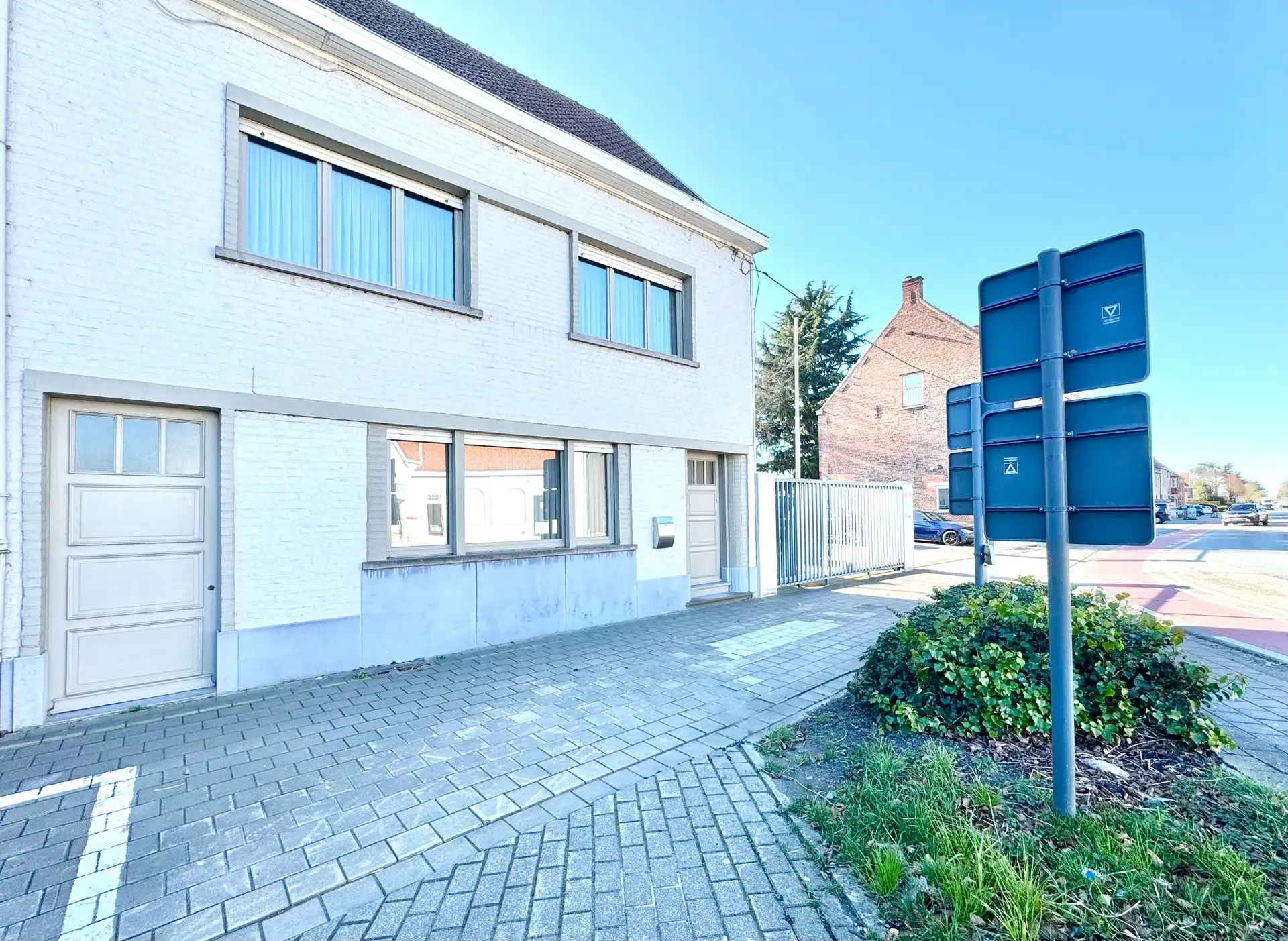 WOONST MET MAGAZIJN - 610 M² foto {{pictureIndex}}