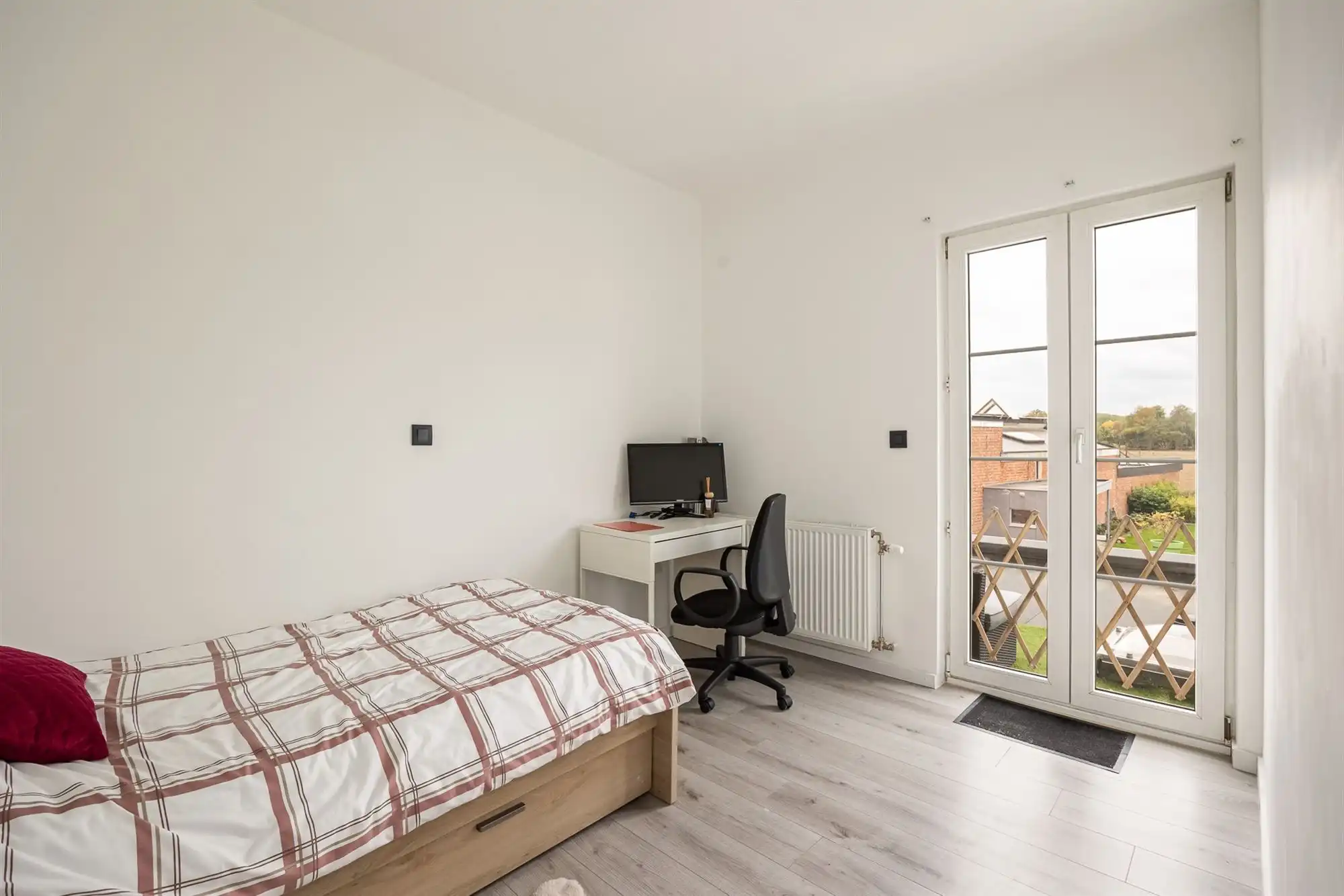 Gerenoveerde woning met drie slaapkamers en terras foto 9