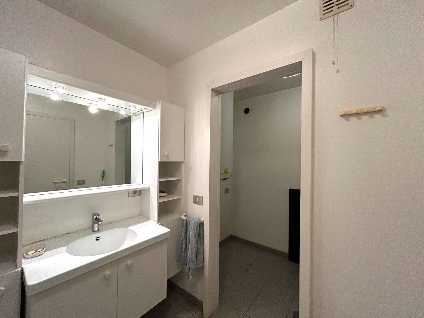 Instapklaar 1-slaapkamer appartement in hartje Kortrijk! foto 10