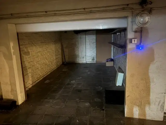 Gesloten garagebox met elektrische poort en verlichting foto 3