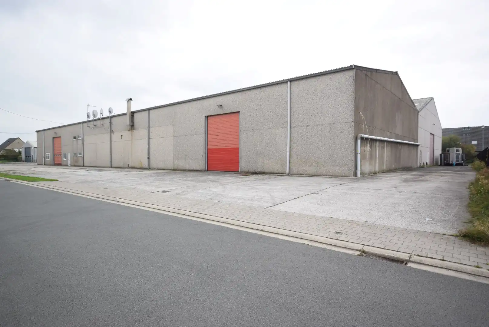 VEELZIJDIGE RUIME LOODS VAN 1150 M² MET BURELEN EN TOONZAAL  foto 12