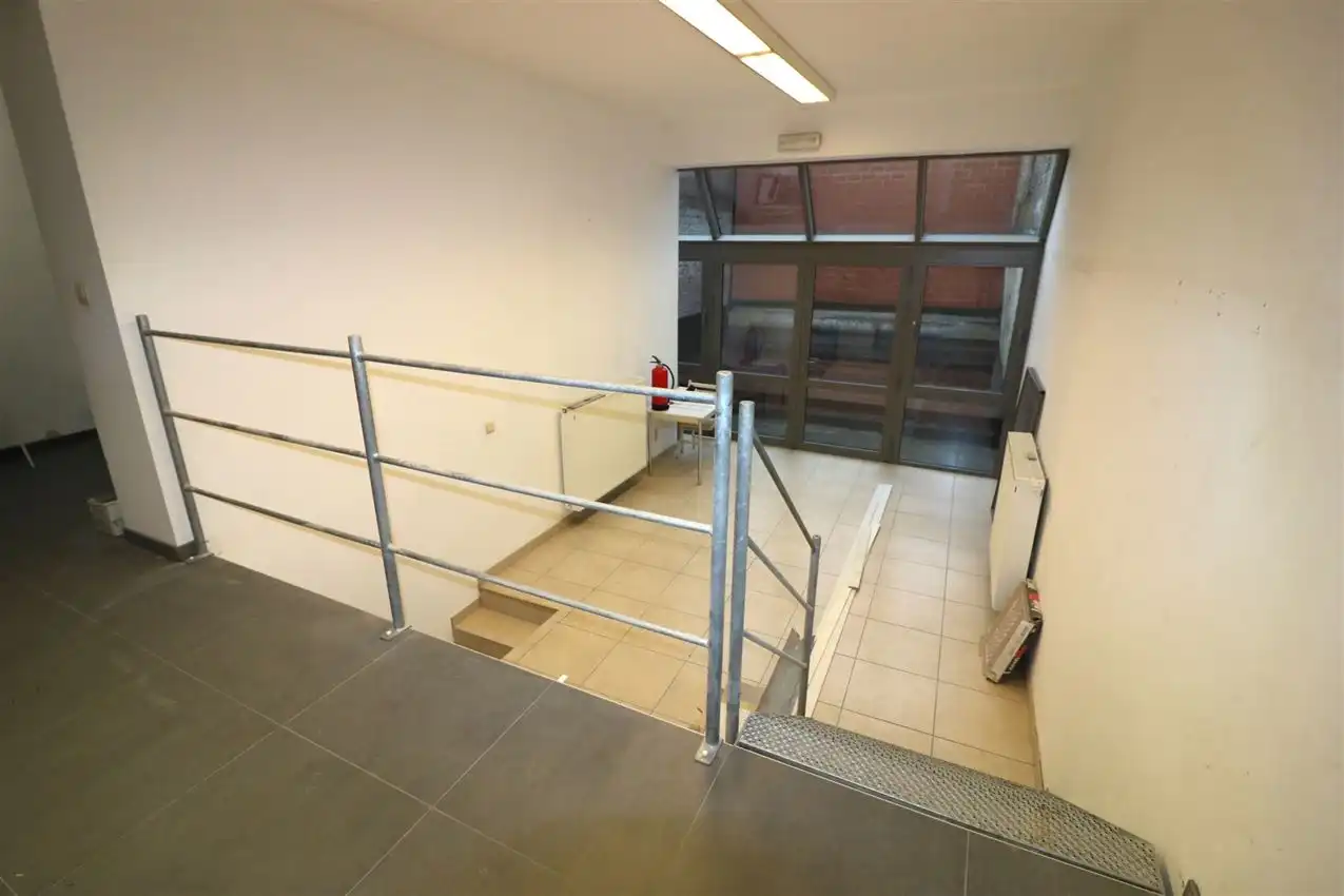 Volledig vernieuwde handelszaak op ideale locatie foto 16