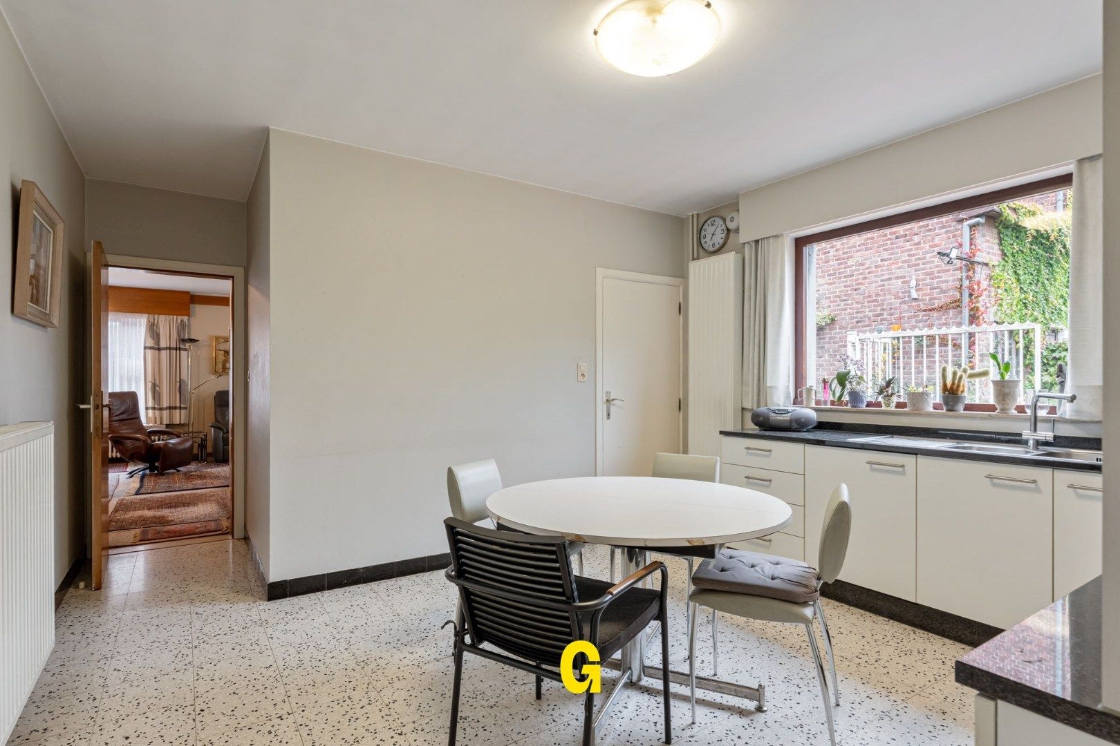 Degelijk gebouwde halfopen woning met tuin en 315 m² vergunde opslagplaatsen en garage, vlak bij het centrum van Hoeselt foto 7