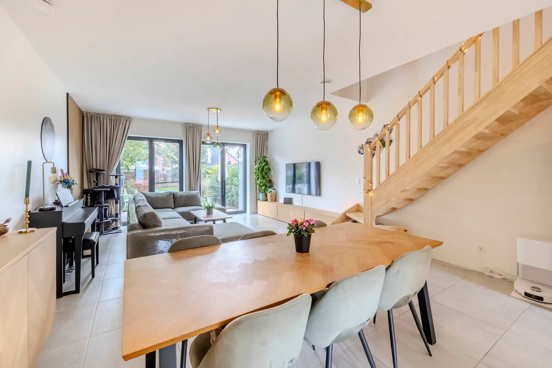 Recente woning met 3 SLP, 2 BK, tuin en 3 autostaanplaatsen foto 2