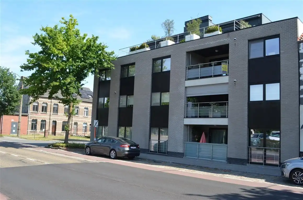 Appartement met twee slaapkamers, autostaanplaats en kelderberging in het centrum. foto 2