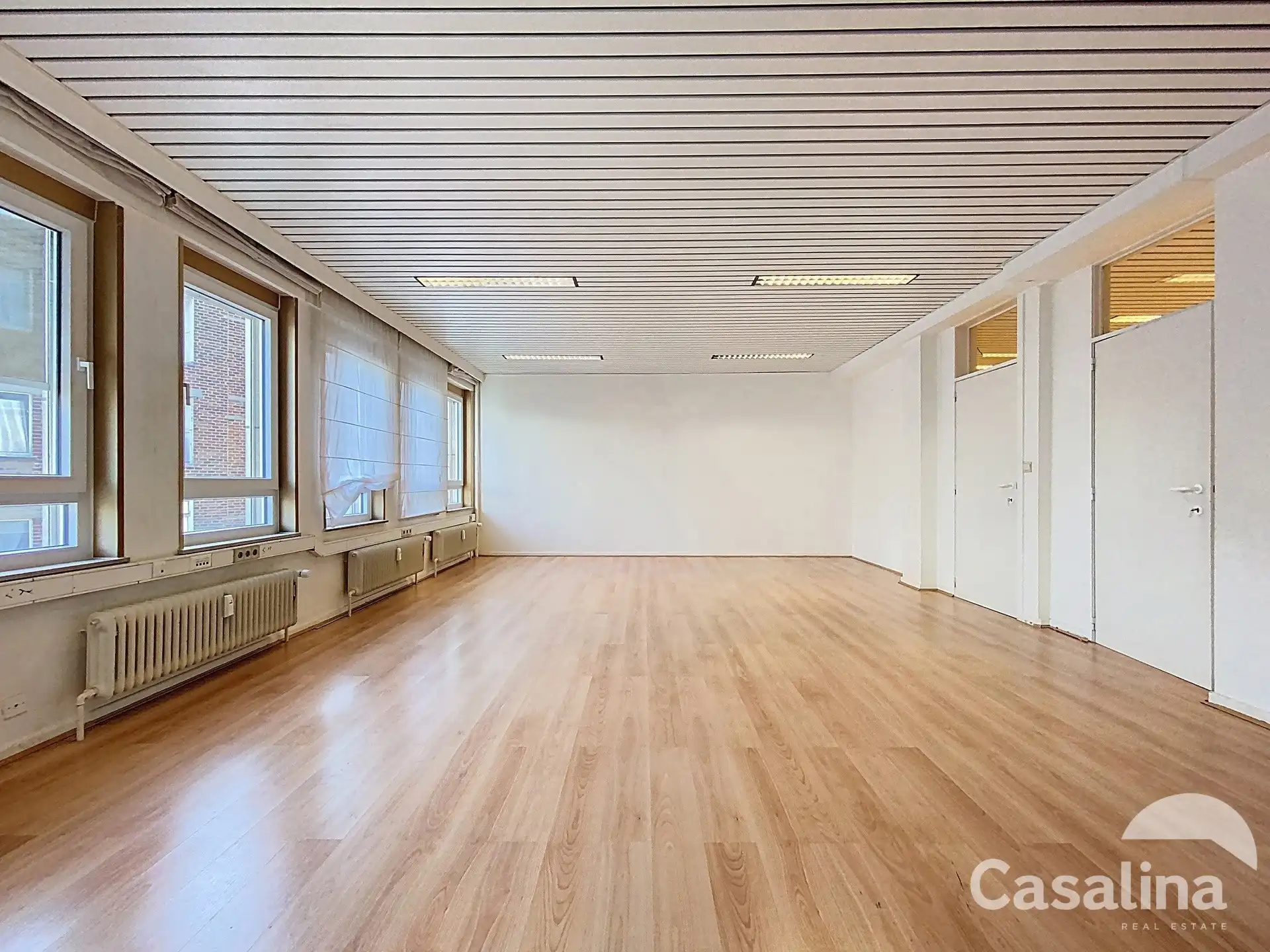 Ruime kantoorruimtes van 564 m², ideaal gelegen met parkings foto 9