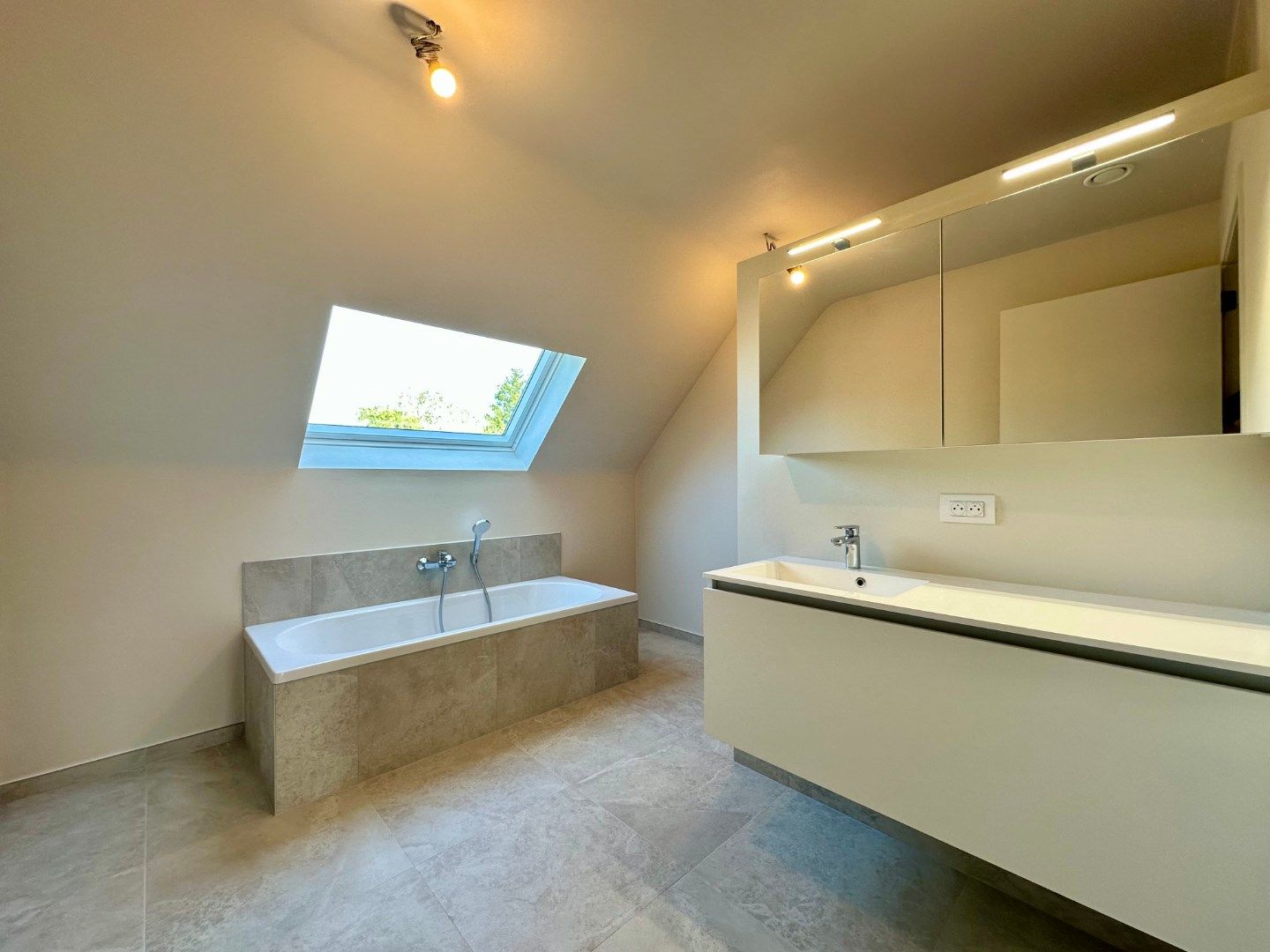 Nieuwbouwwoning in rustige woonwijk foto 10