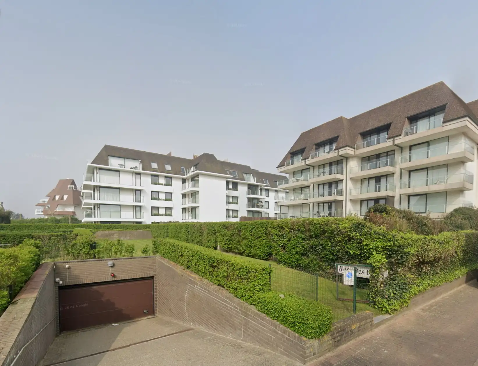 Gesloten garagebox op -1 foto {{pictureIndex}}