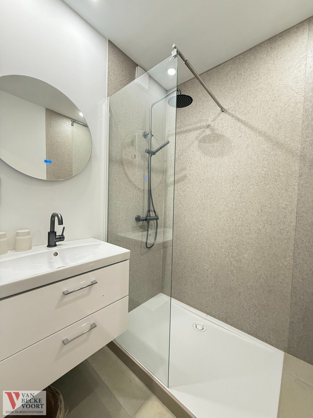 Vernieuwd appartement met zijdelings zeezicht foto 8