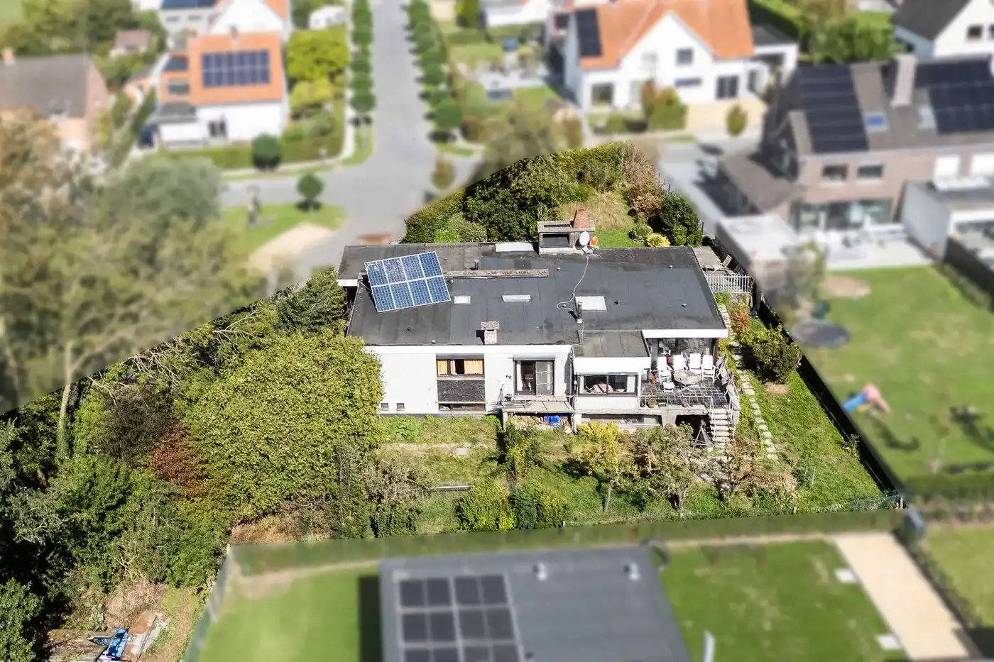 Ruime bungalow uit 1960 met panoramisch uitzicht en groene tuin in Zwevegem foto 10