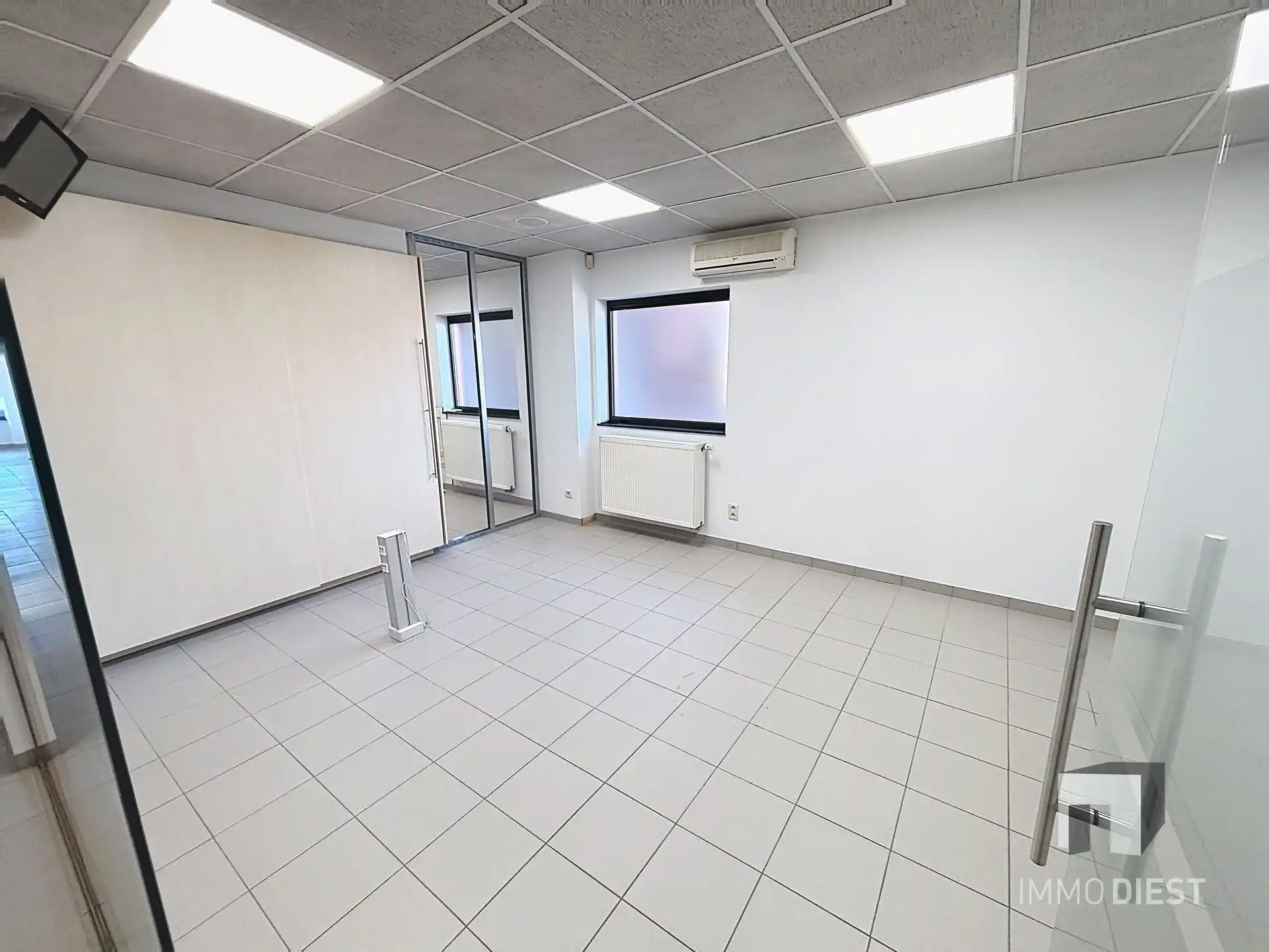 Handelsgelijkvloers van 230m² met private, achterliggende parking voor 3 wagens. foto 11